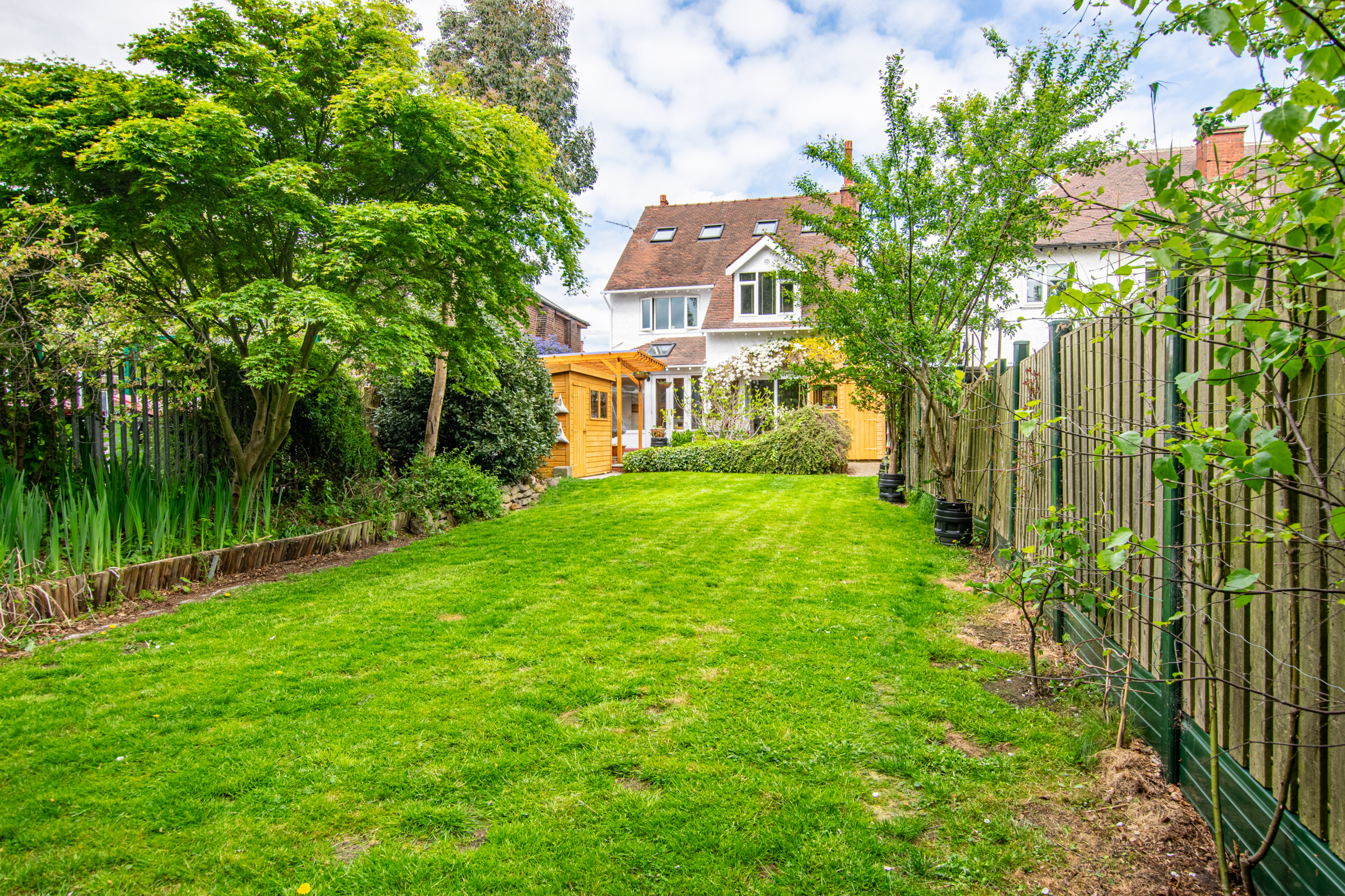 5 bedroom Detached house Under Offer