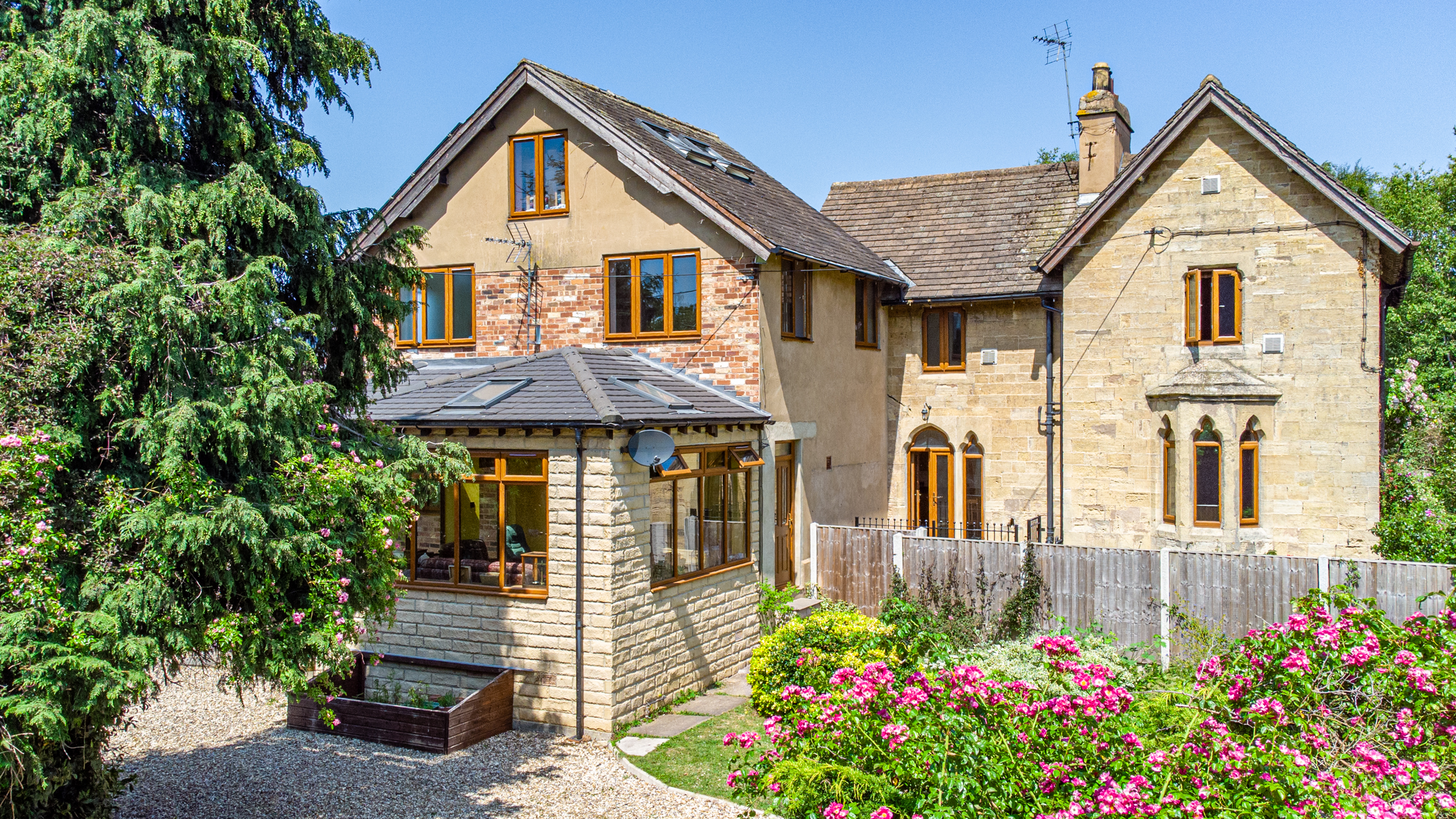 5 bedroom Semi-detached house Under Offer