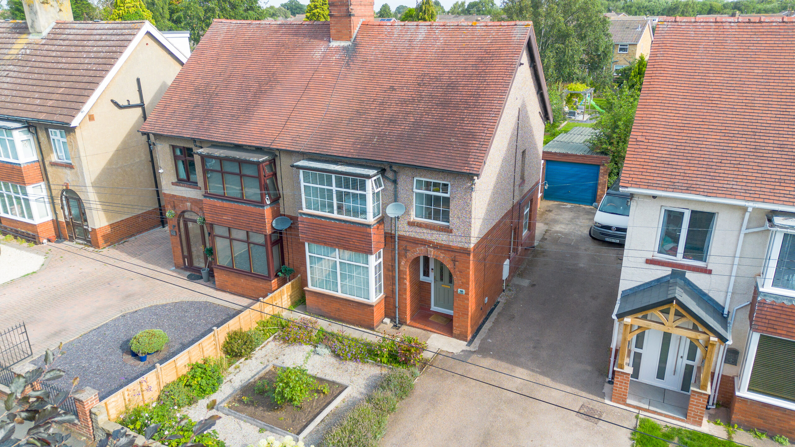 3 bedroom Semi-detached house Under Offer