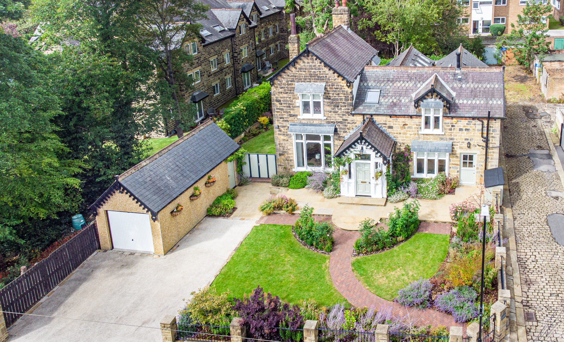 5 bedroom Detached house Under Offer