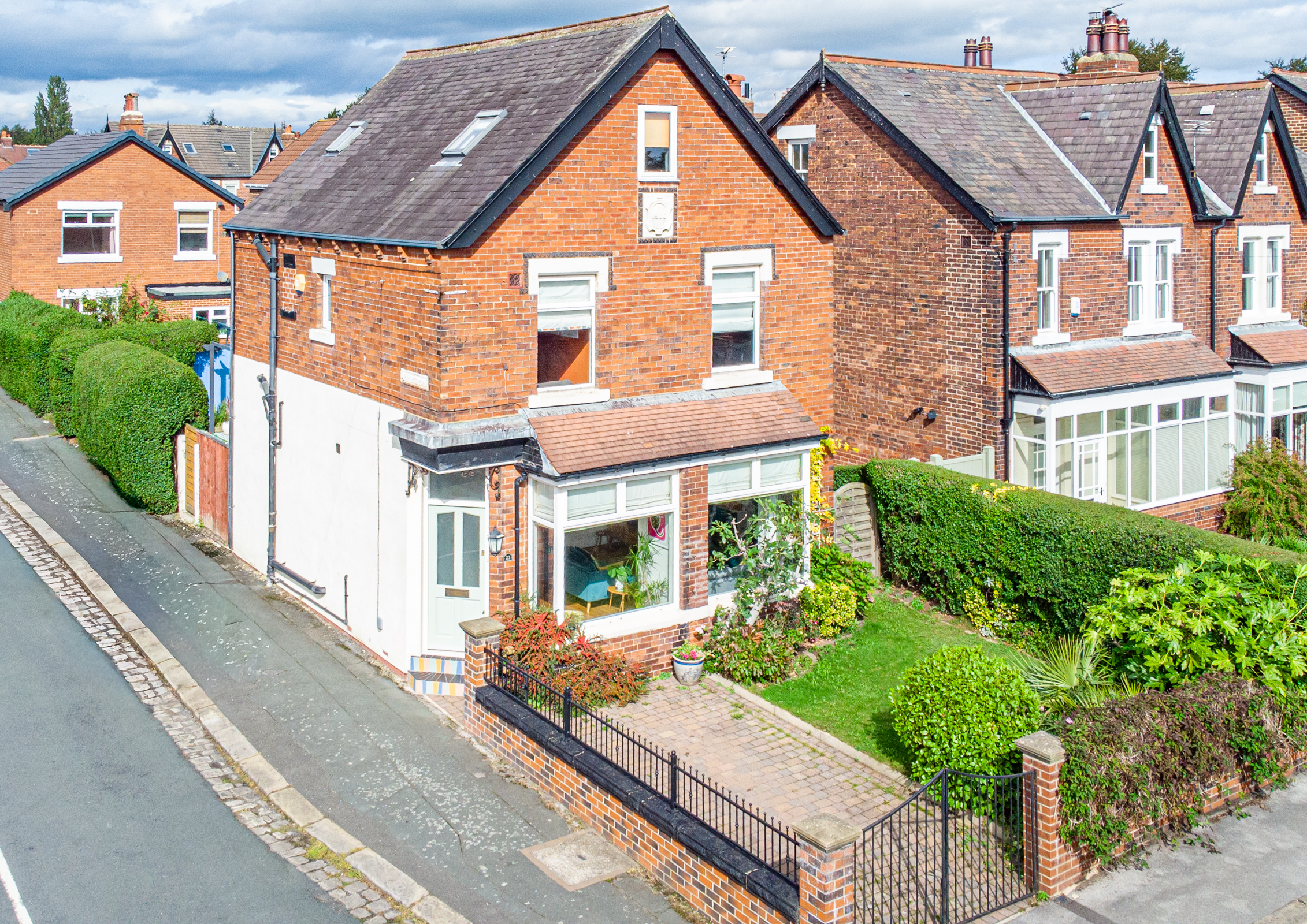 5 bedroom Detached house Under Offer