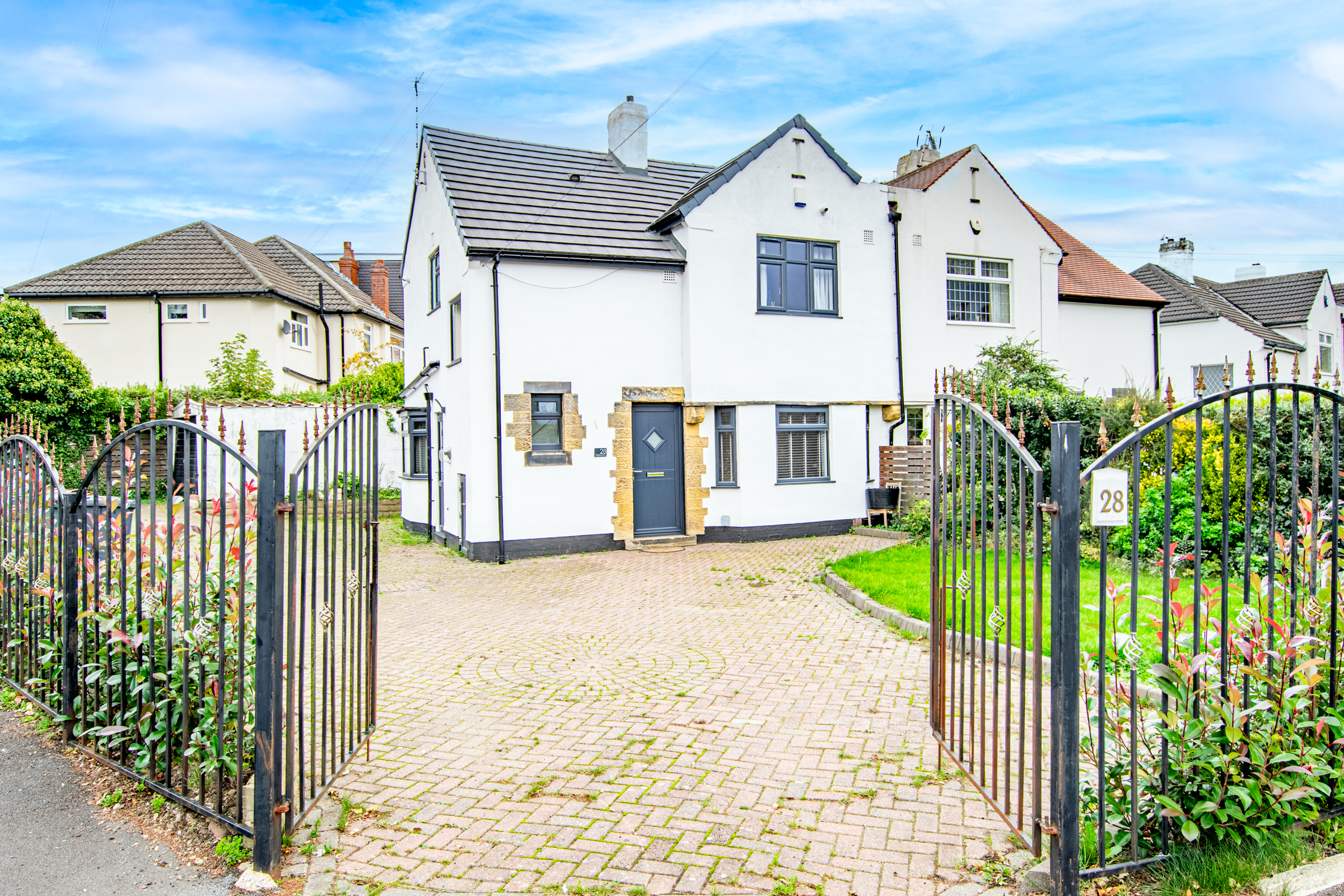 3 bedroom Semi-detached house Under Offer