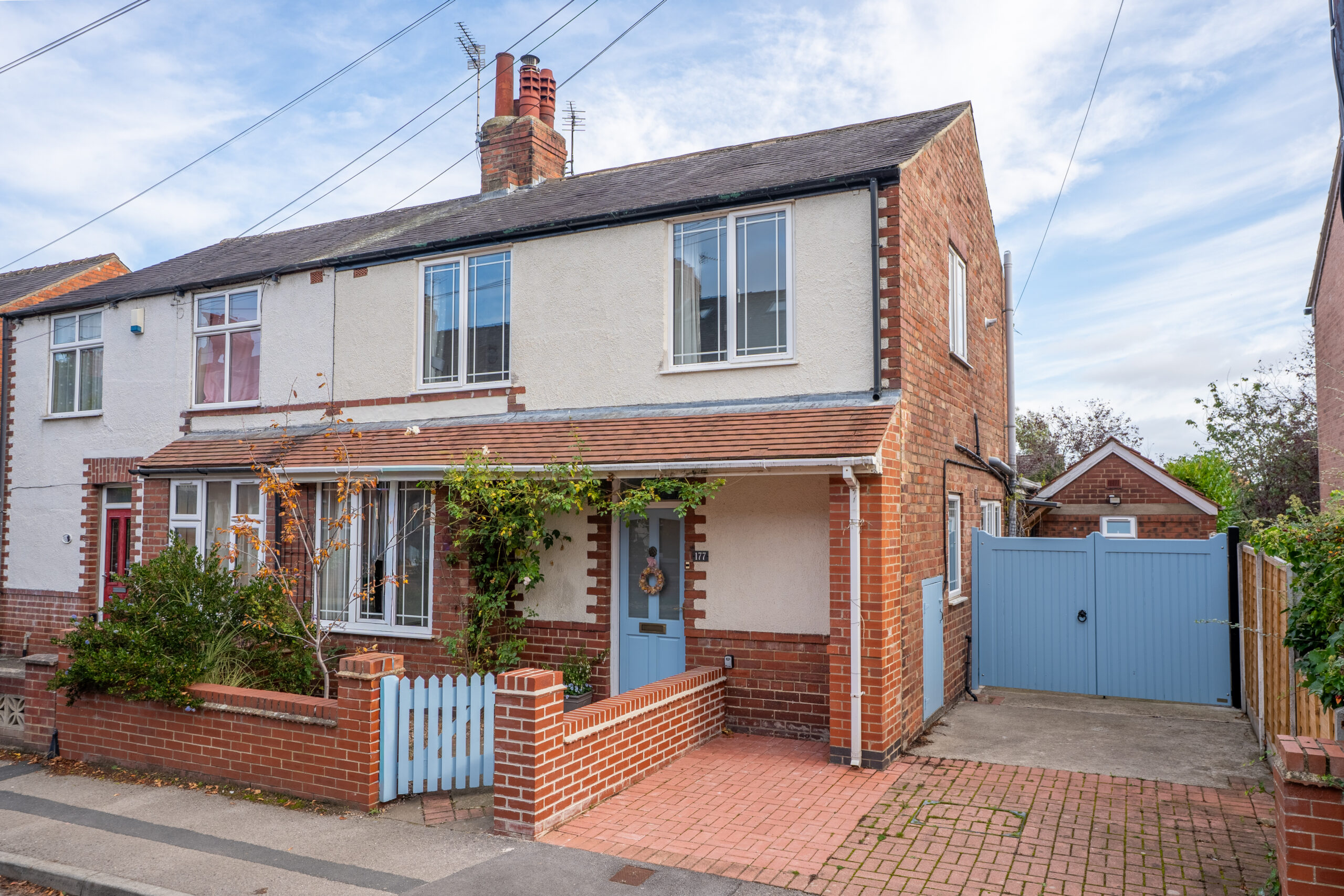 4 bedroom Semi-detached house Under Offer