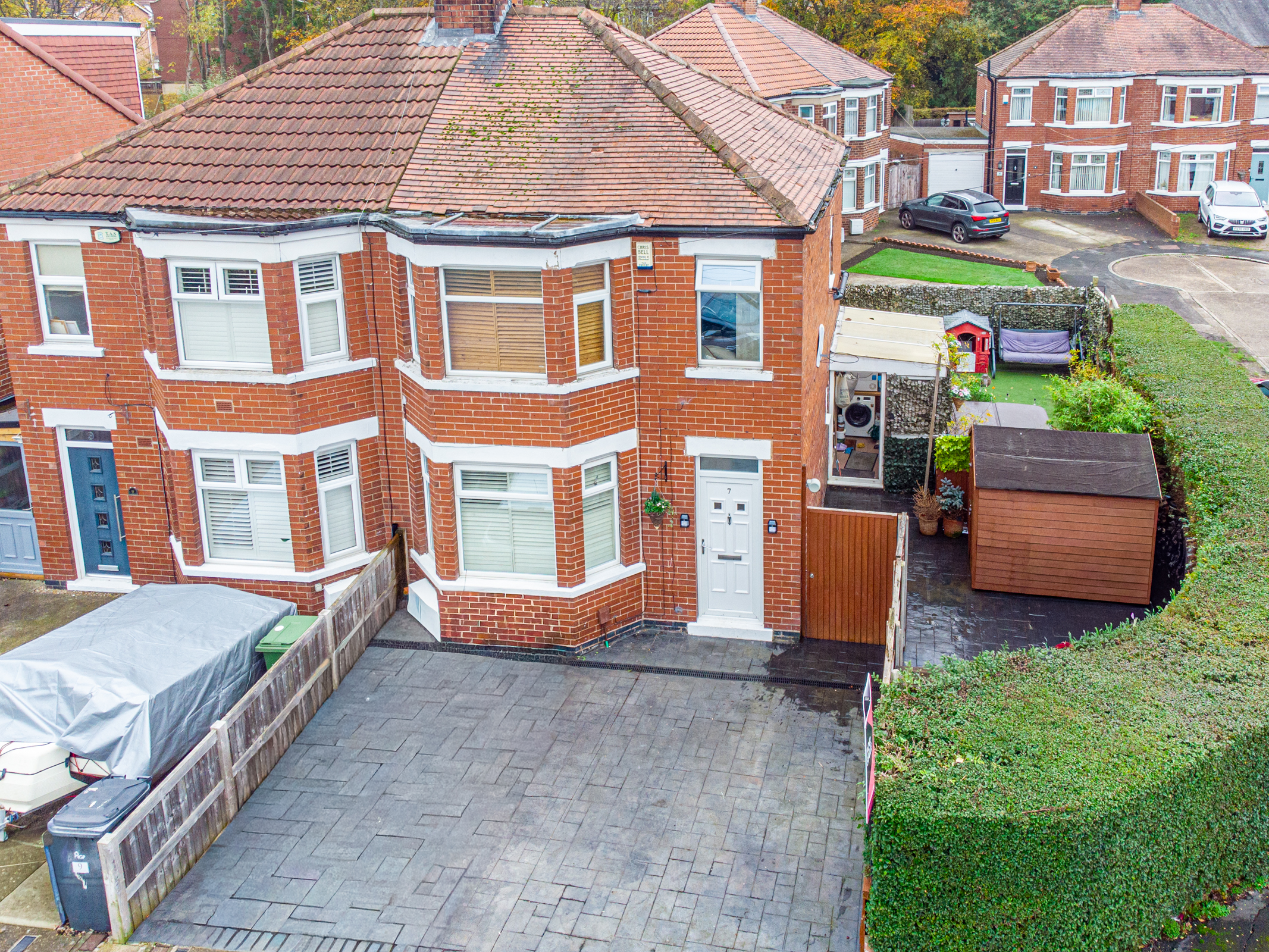 3 bedroom Semi-detached house Under Offer