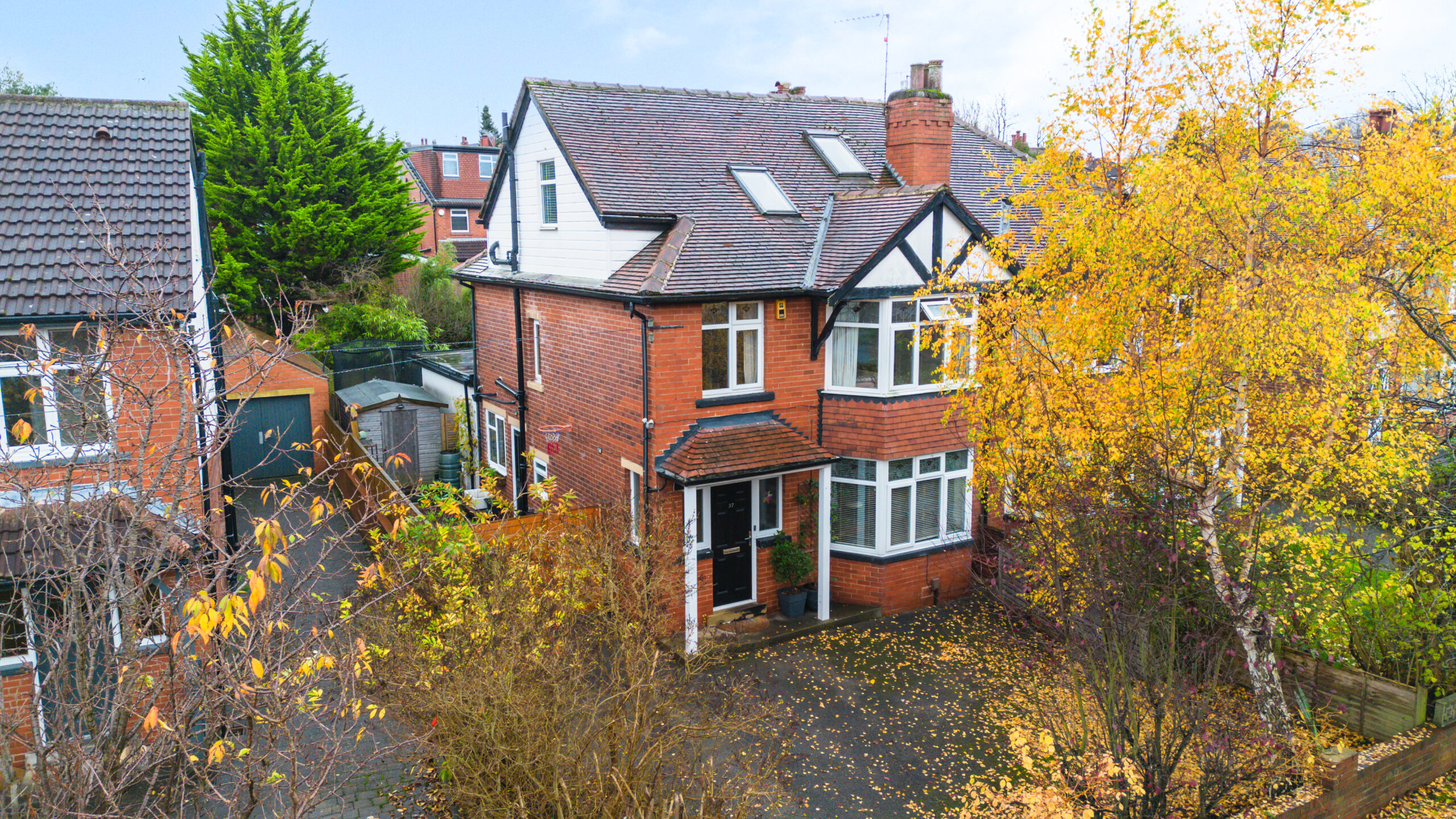 5 bedroom Semi-detached house Under Offer