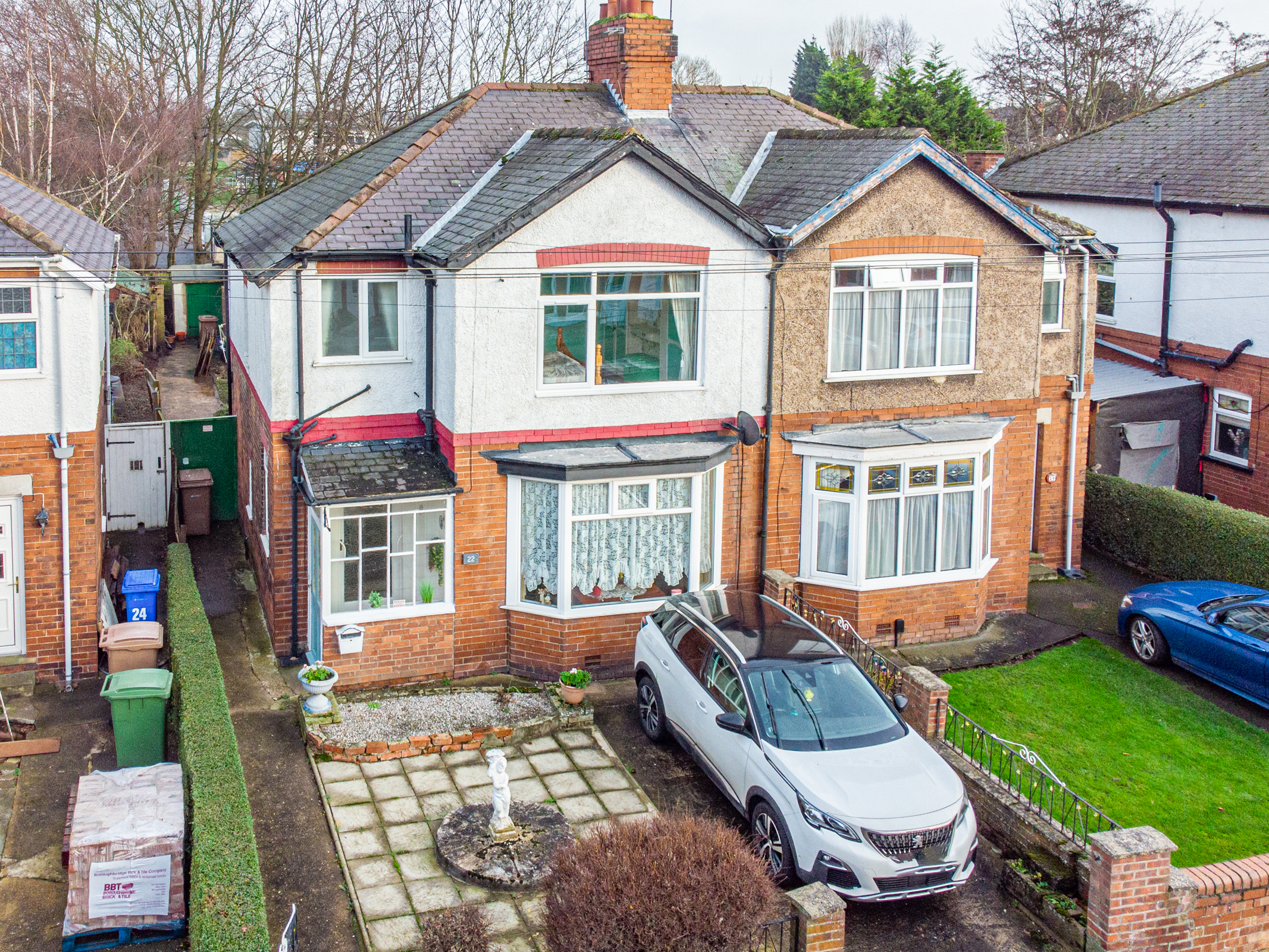 3 bedroom Semi-detached house Under Offer