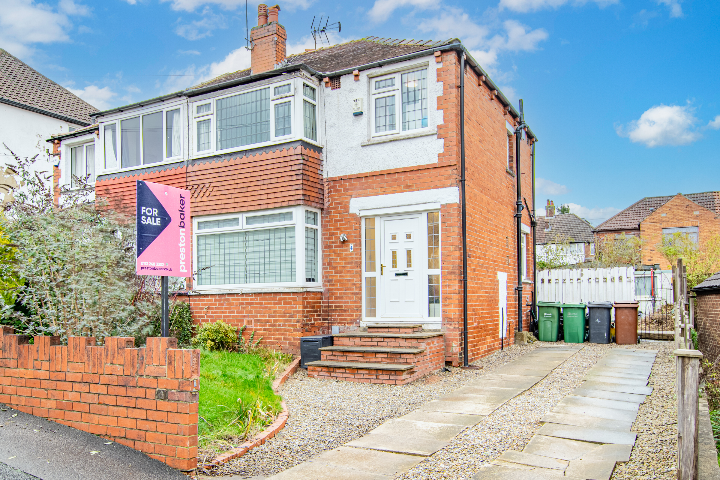 3 bedroom Semi-detached house Under Offer