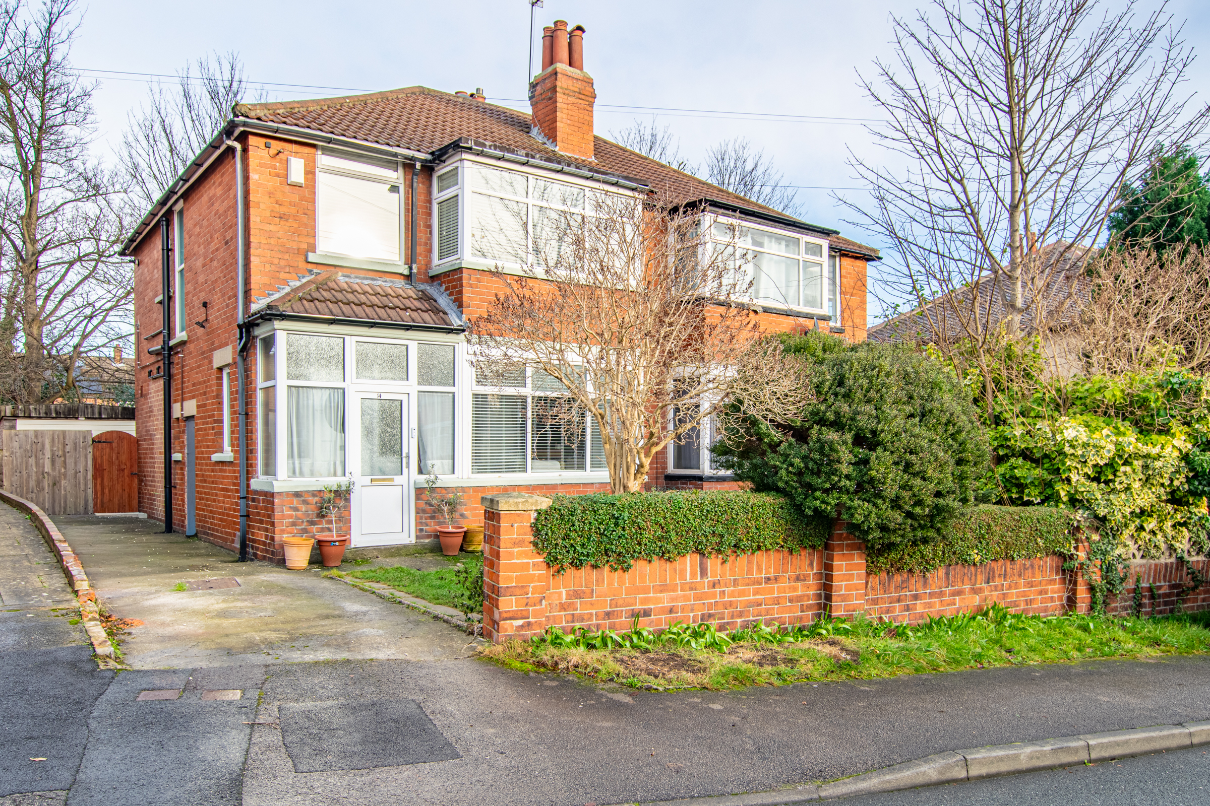 3 bedroom Semi-detached house Under Offer