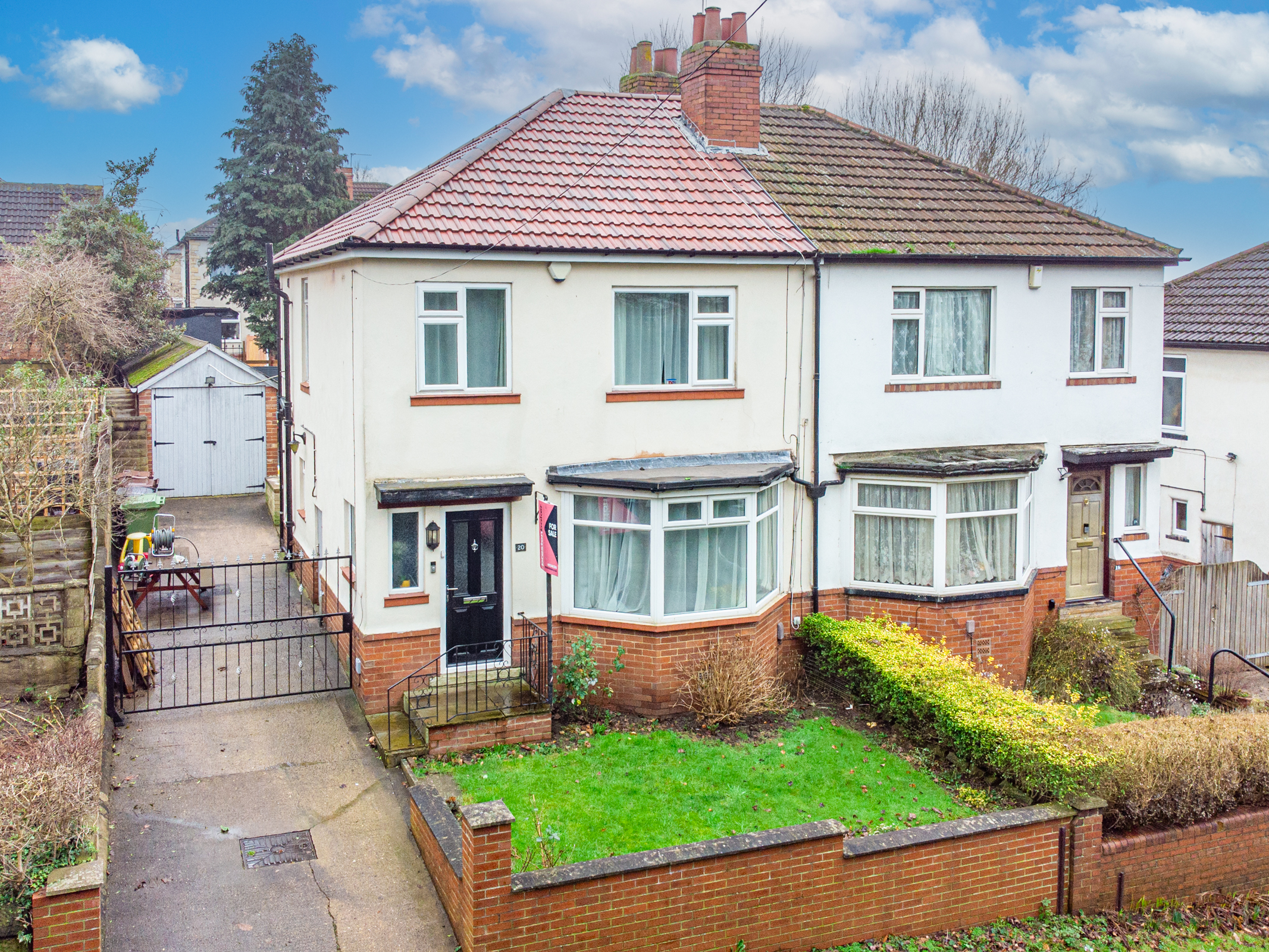 3 bedroom Semi-detached house Under Offer