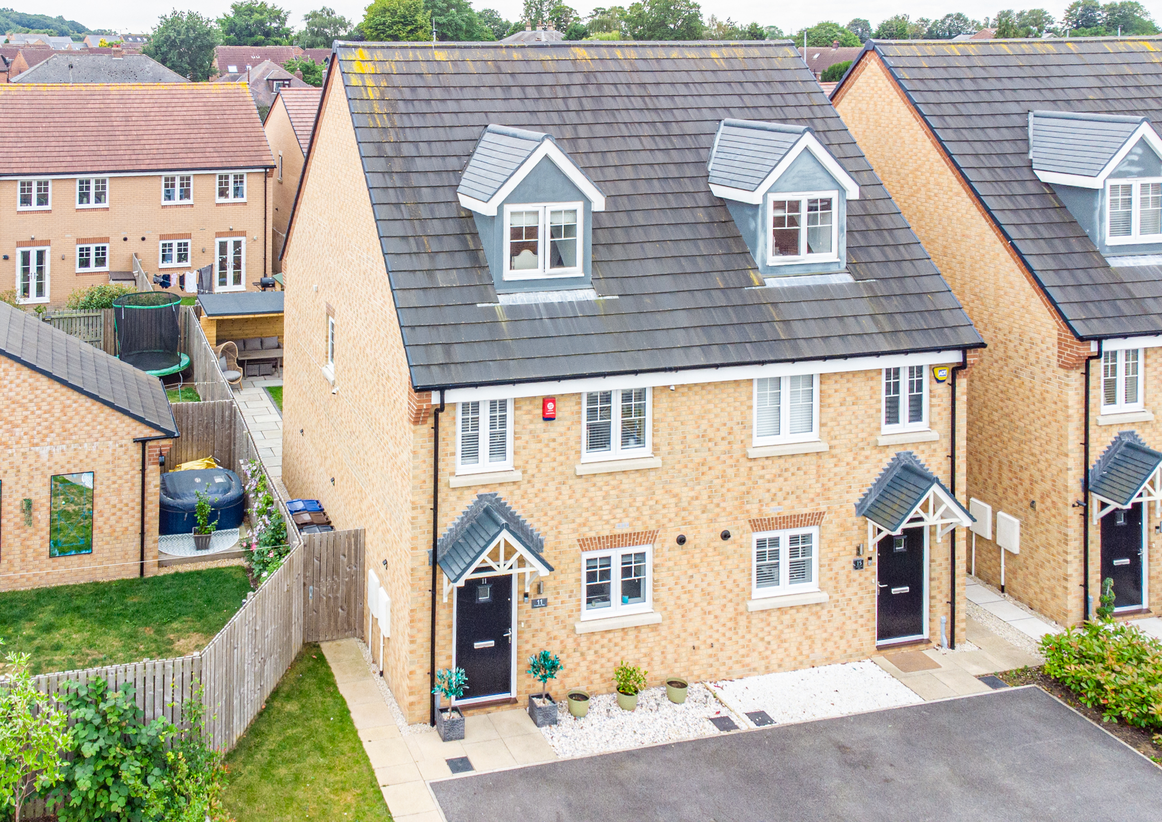 3 bedroom Semi-detached house Under Offer