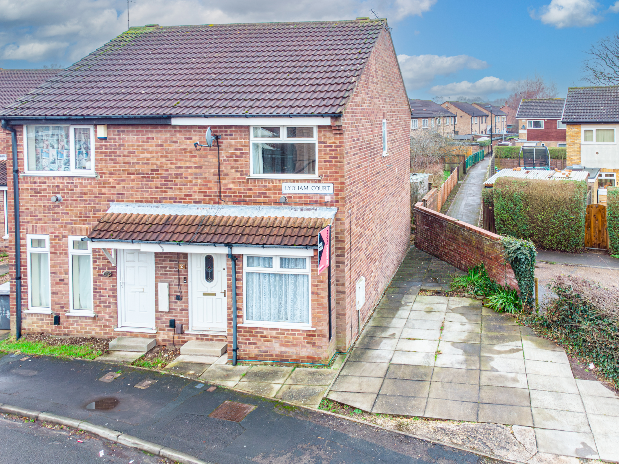 2 bedroom Semi-detached house Under Offer