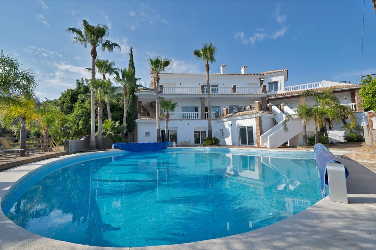 9 bedroom Villa For Sale
