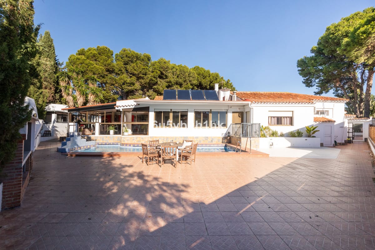 5 bedroom Villa For Sale