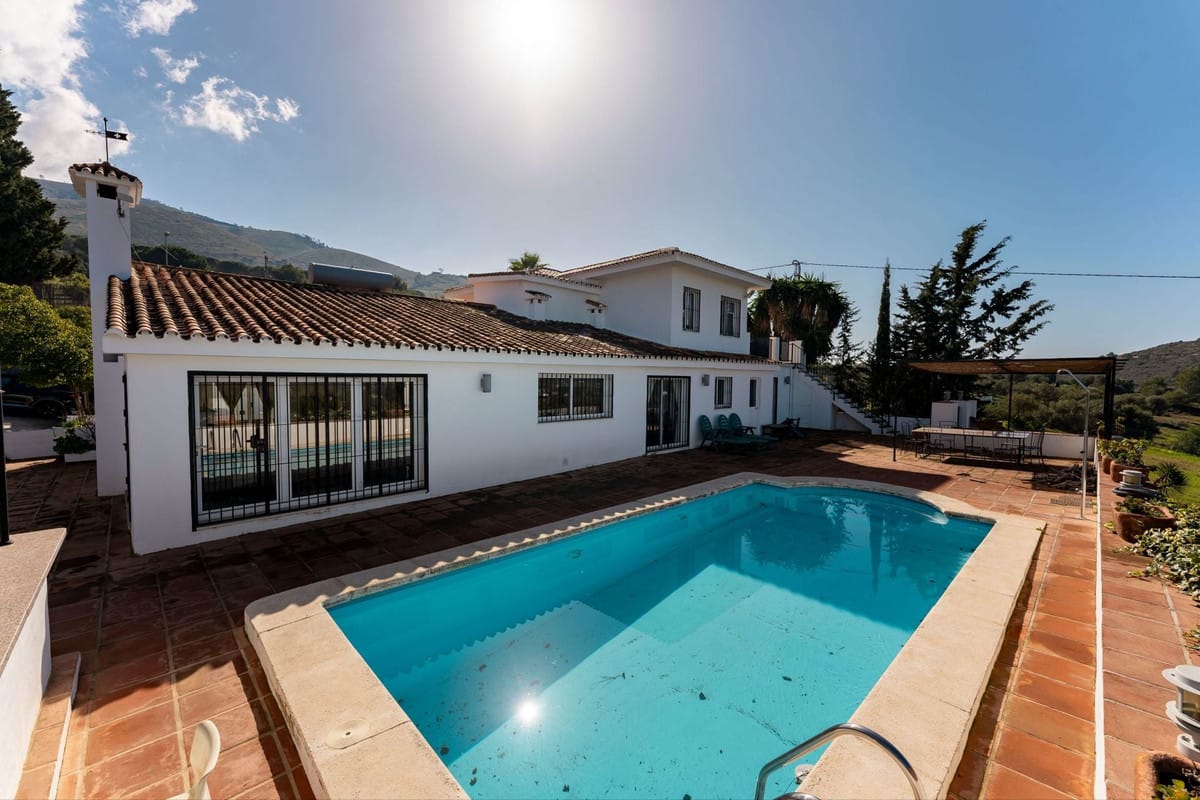 9 bedroom Villa For Sale