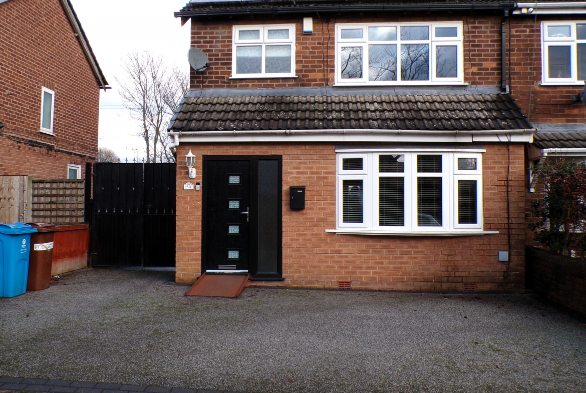 3 bedroom Semi-detached house Under Offer