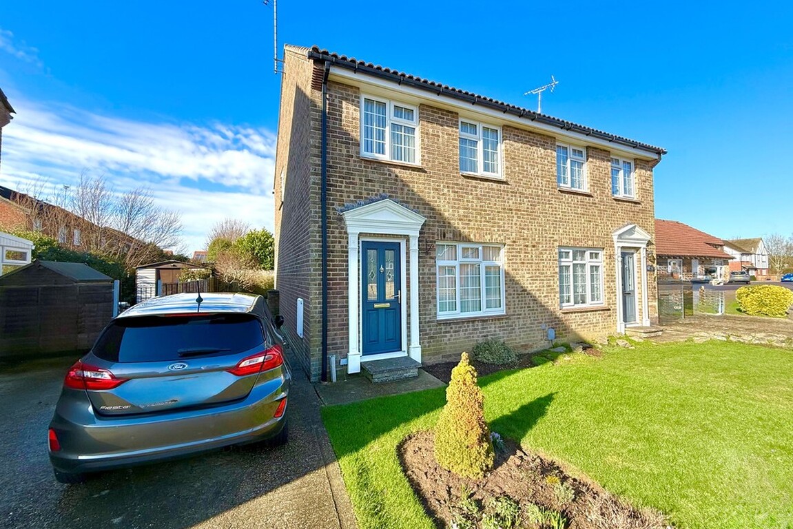 3 bedroom Semi-detached house Under Offer