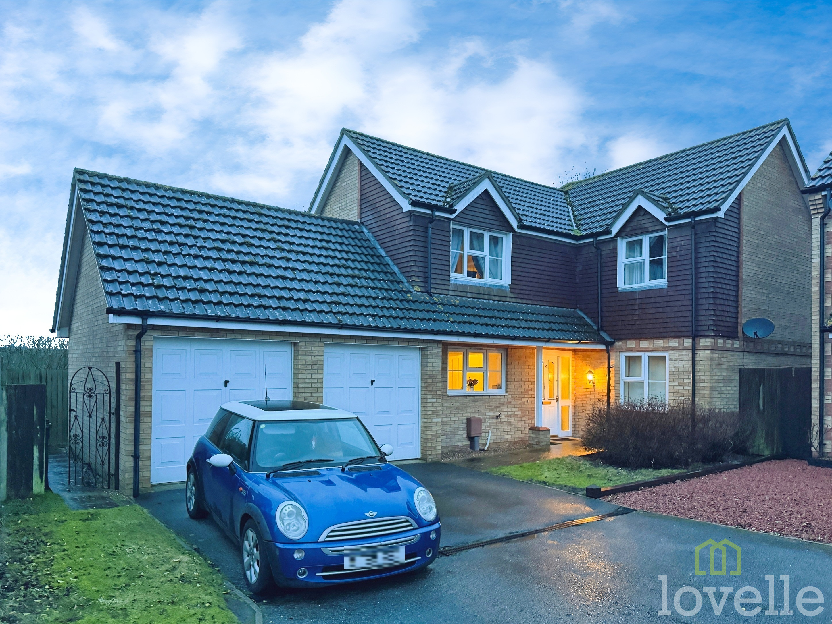 4 bedroom Detached house Under Offer