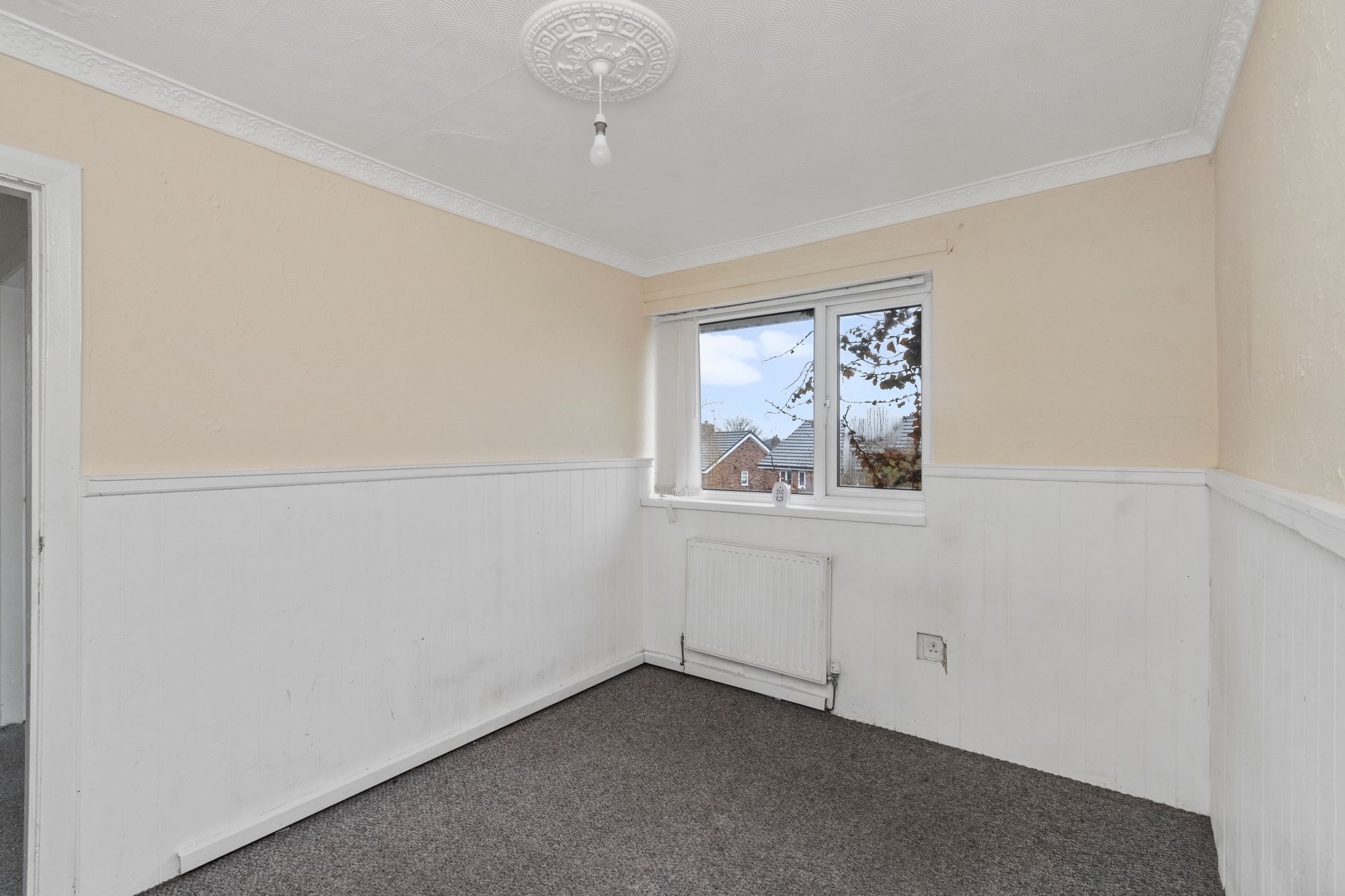 3 bedroom Semi-detached house Under Offer