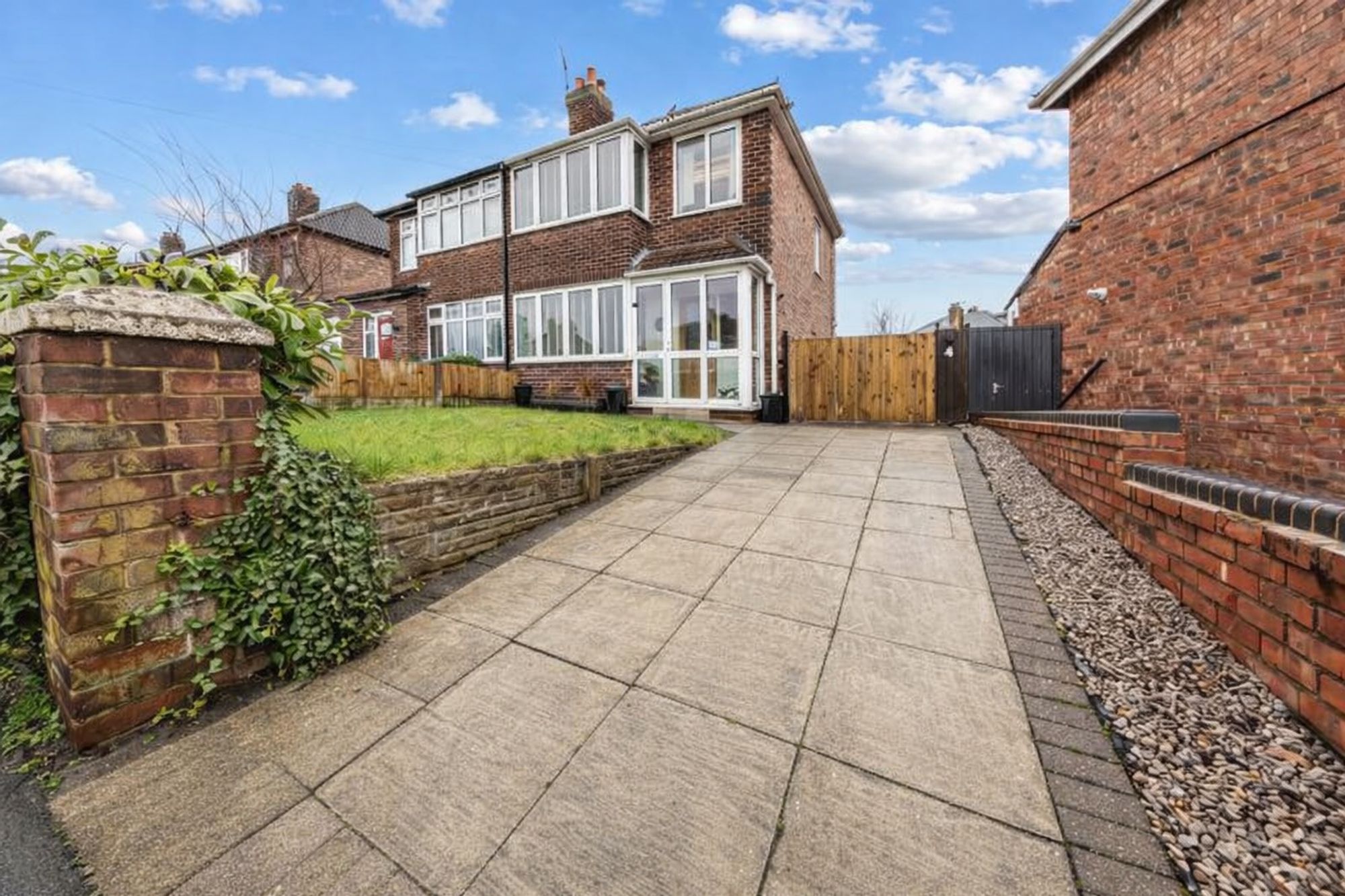 3 bedroom Semi-detached house Under Offer