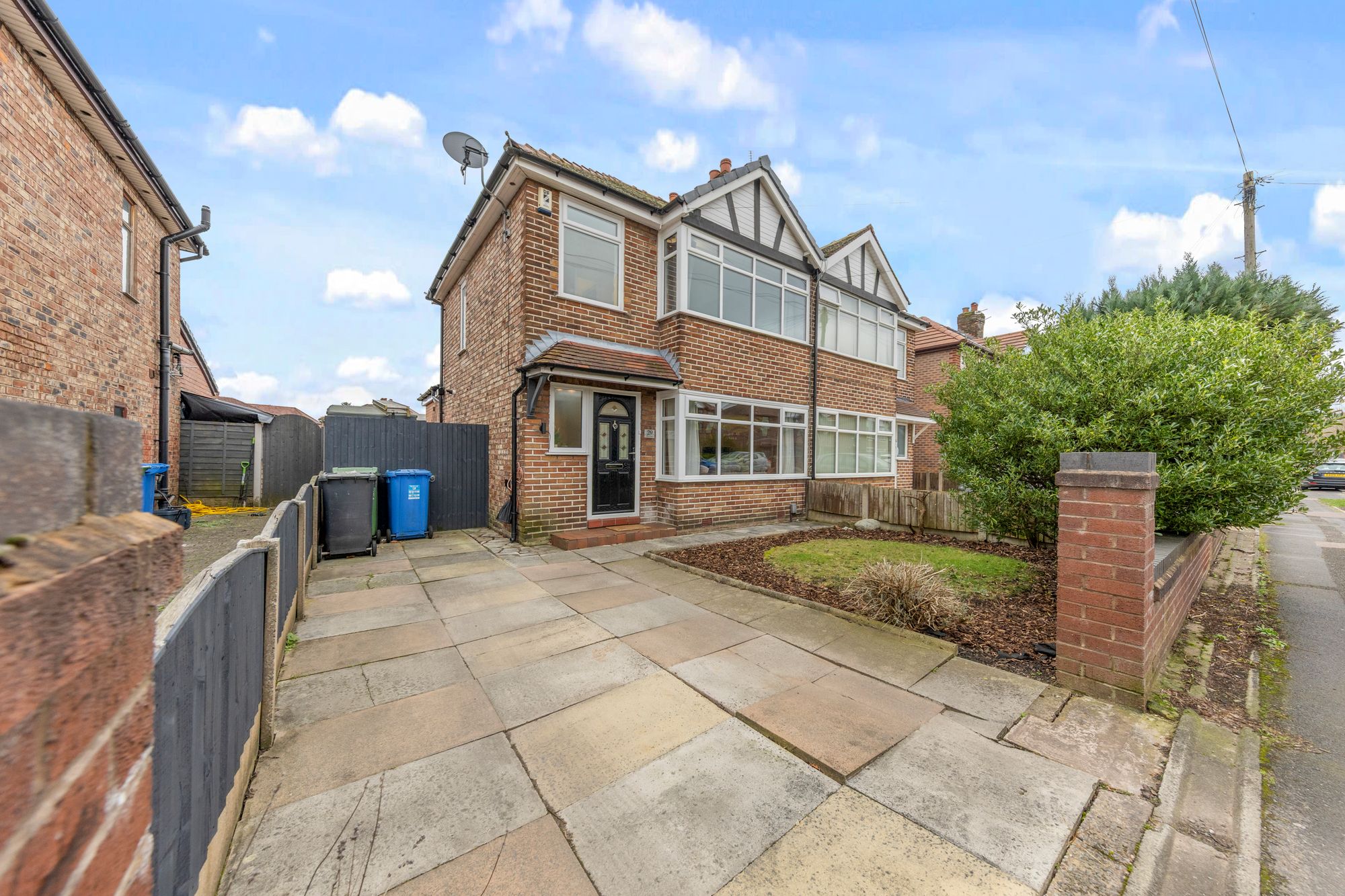 3 bedroom Semi-detached house Under Offer