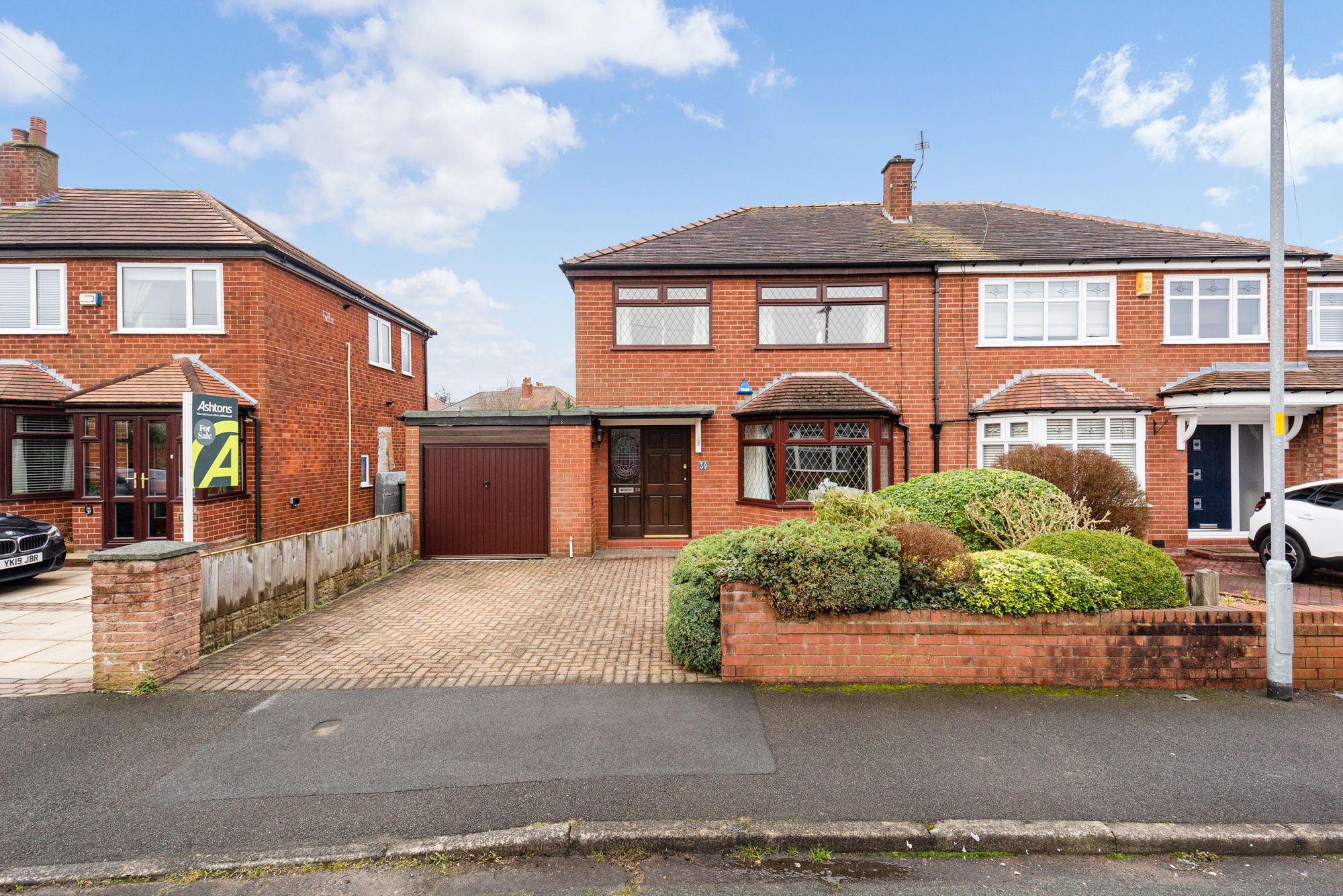 3 bedroom Semi-detached house Under Offer