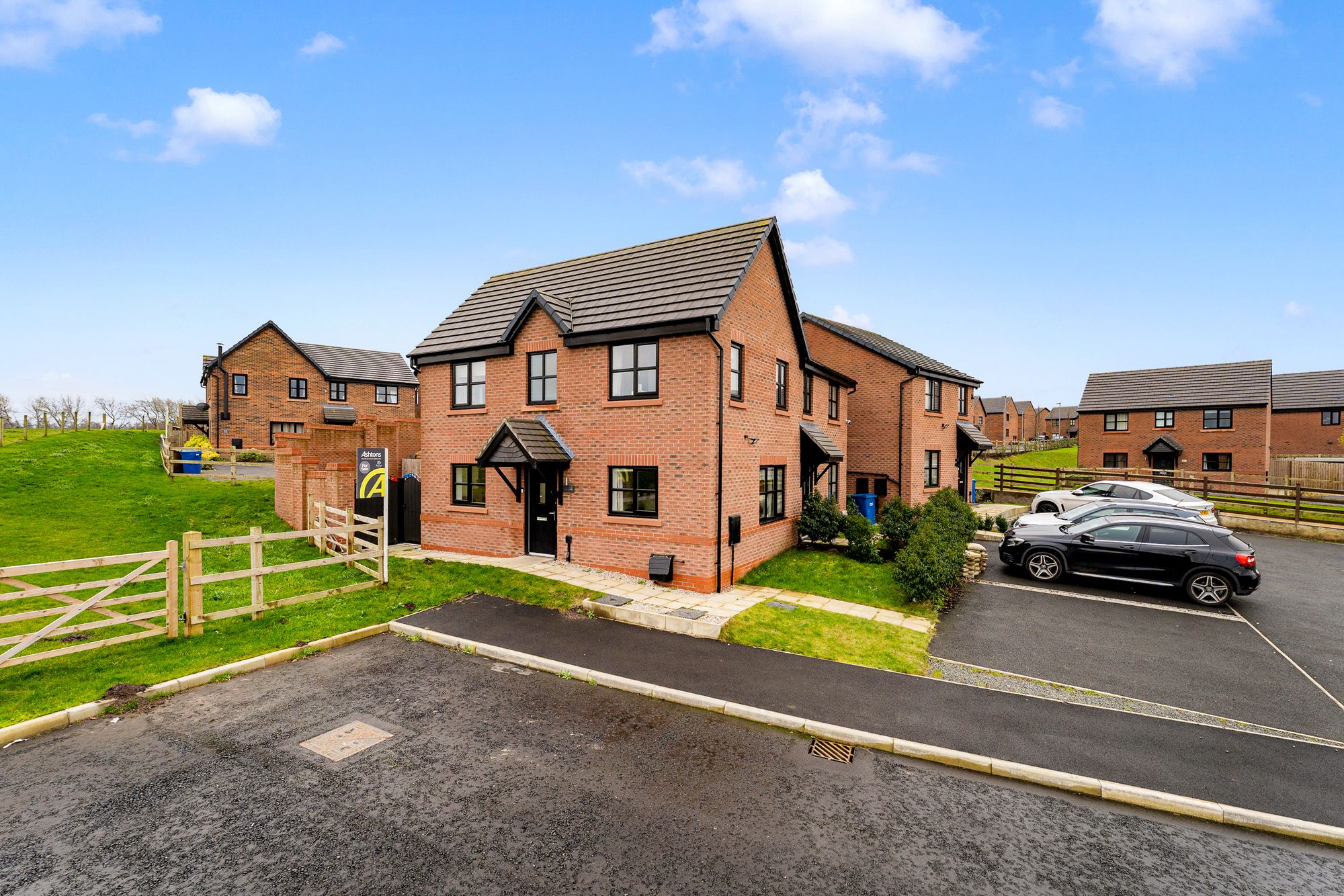 3 bedroom Semi-detached house Under Offer