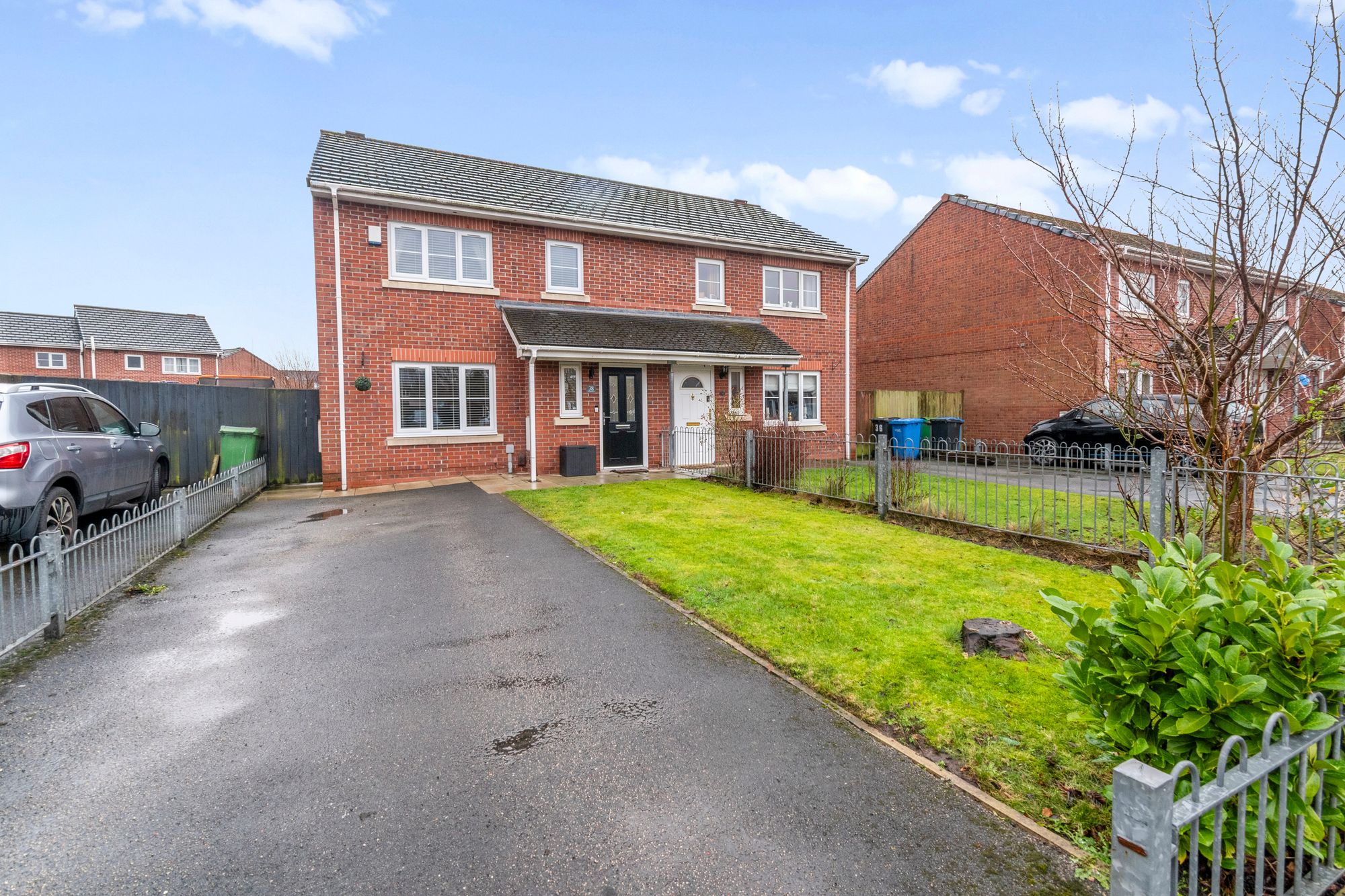 3 bedroom Semi-detached house Under Offer