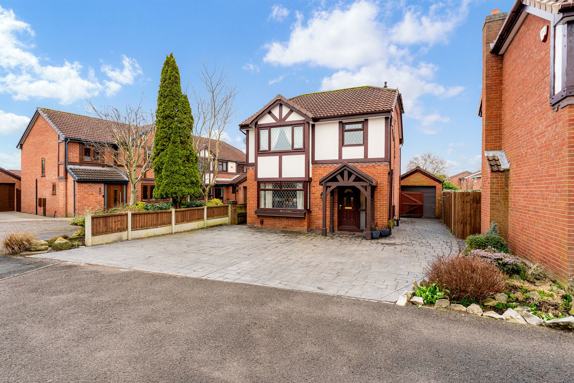 3 bedroom Detached house Under Offer