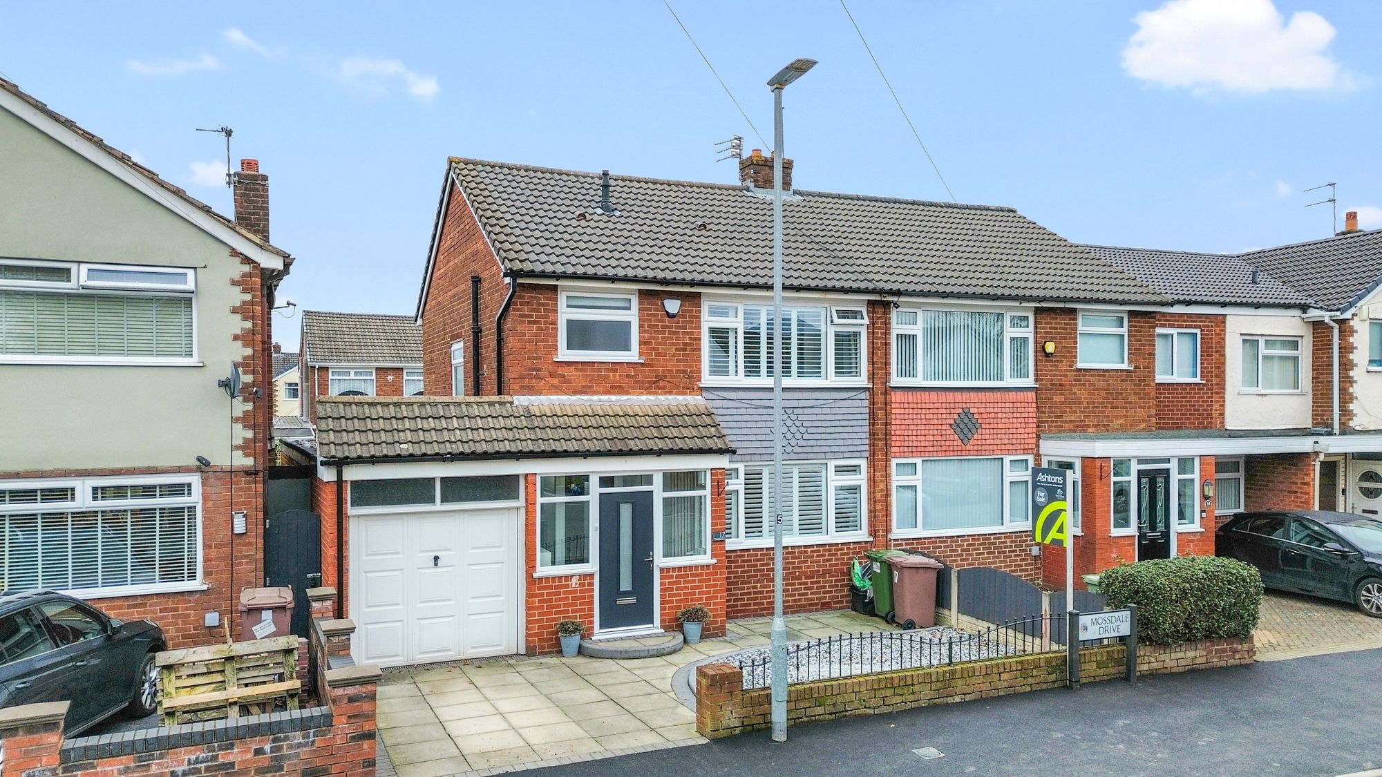 3 bedroom Semi-detached house Under Offer