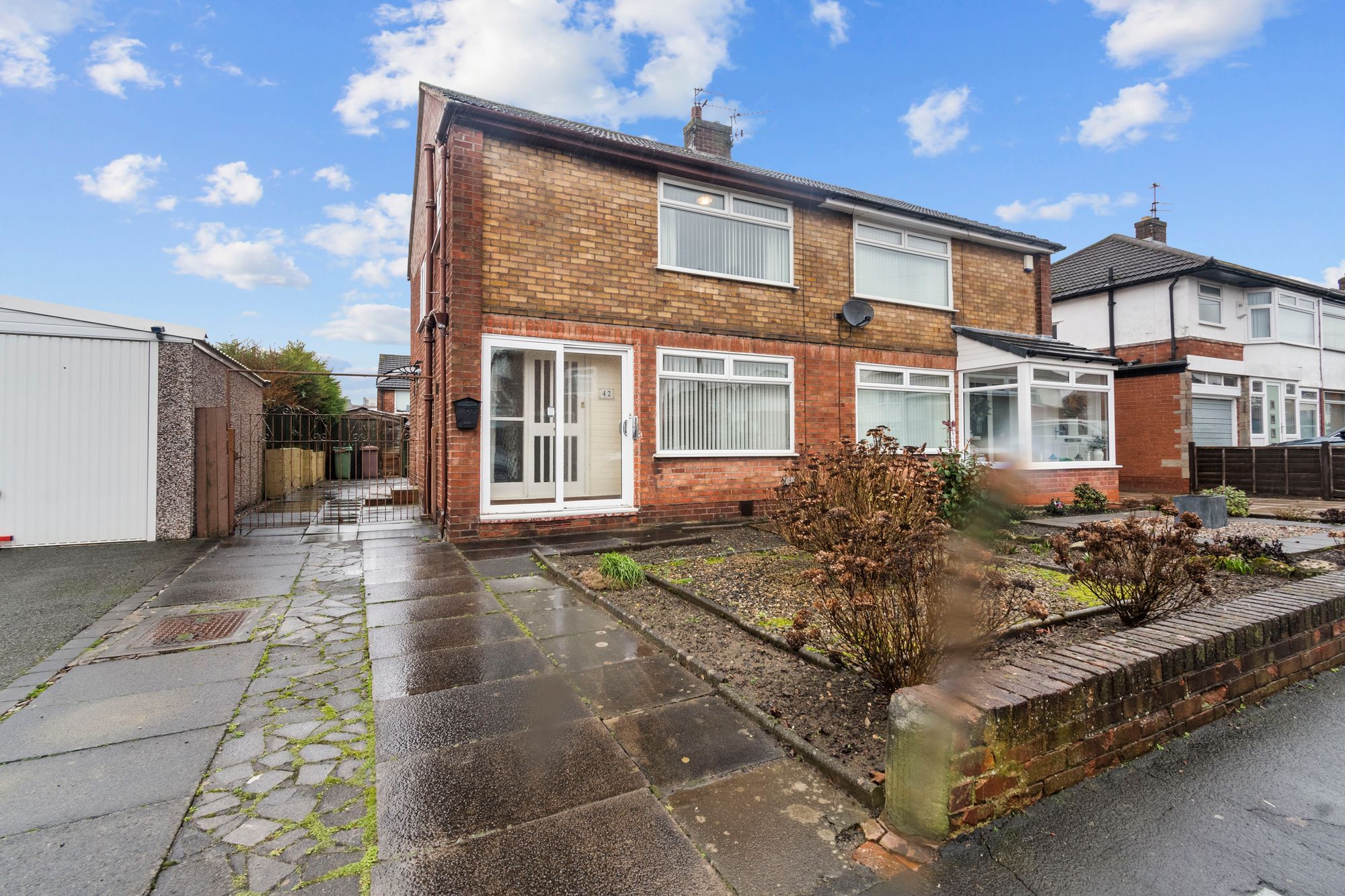 3 bedroom Semi-detached house Under Offer