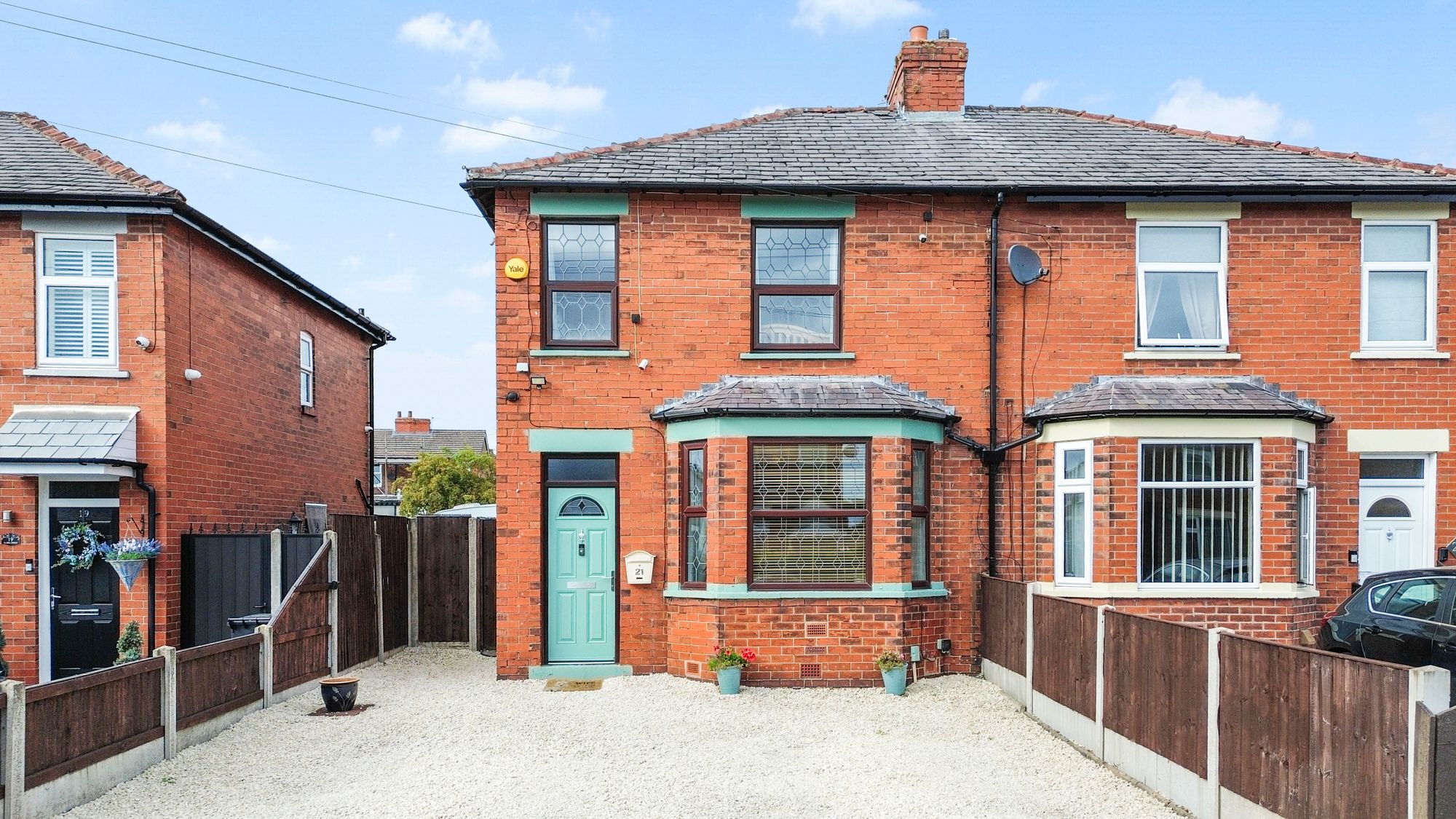 2 bedroom Semi-detached house Under Offer