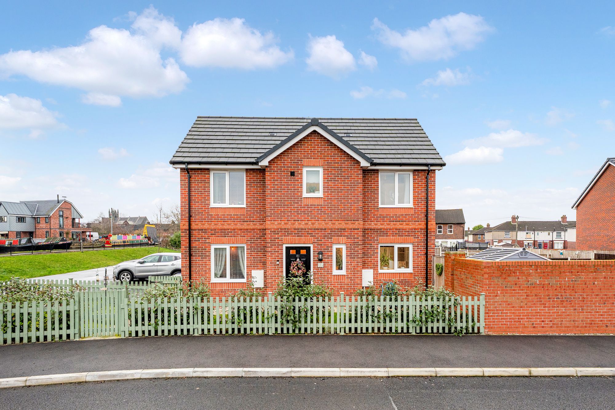 3 bedroom Semi-detached house Under Offer