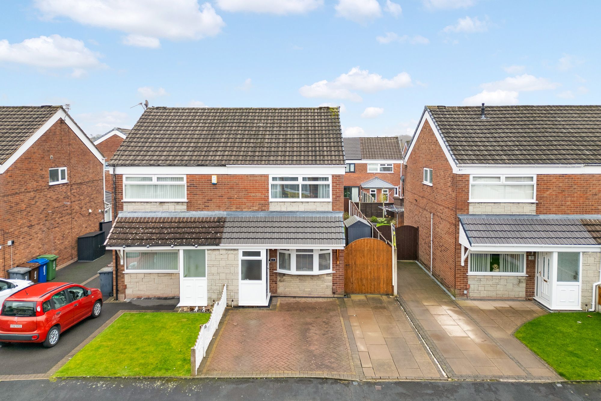 3 bedroom Semi-detached house Under Offer