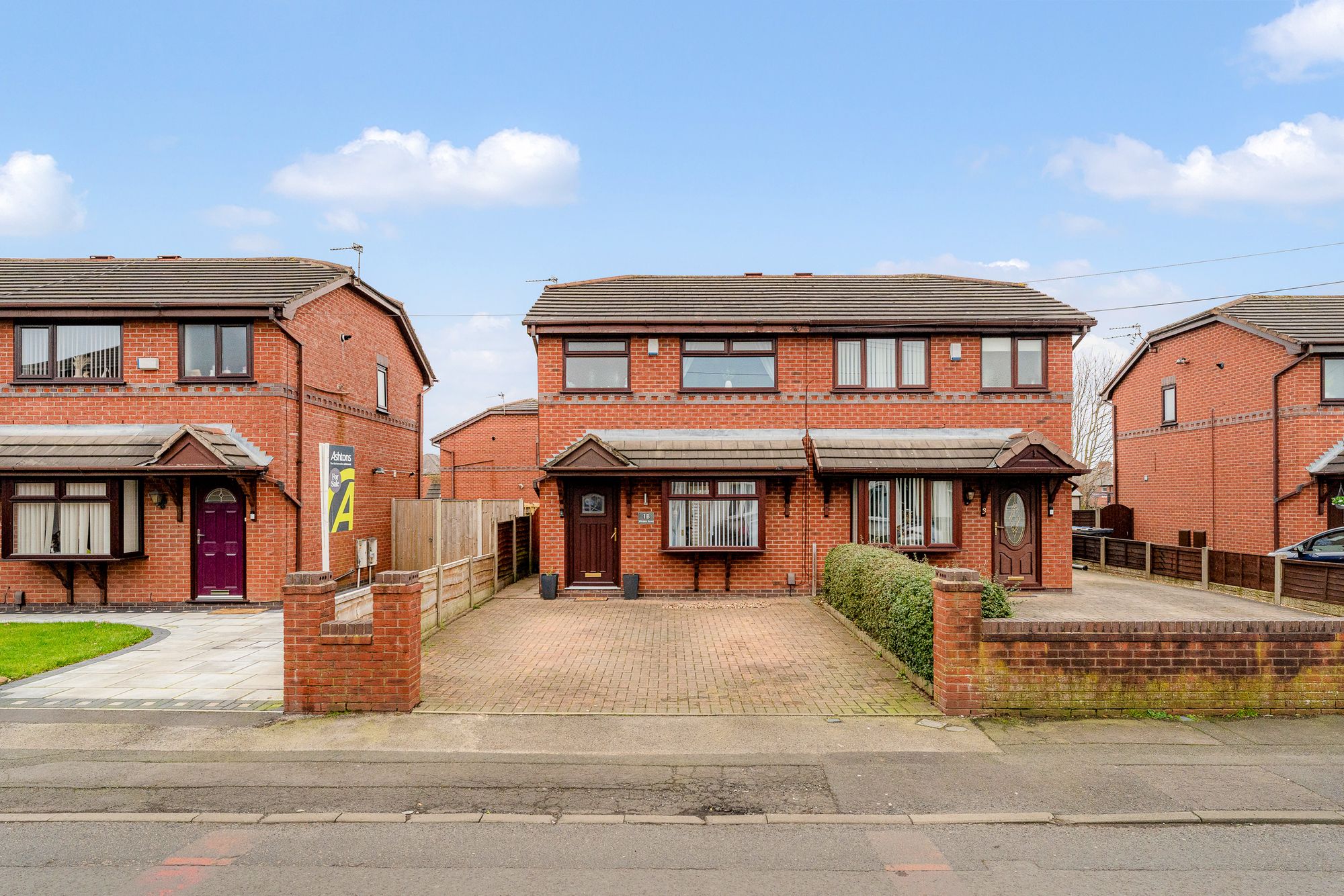 3 bedroom Semi-detached house Under Offer