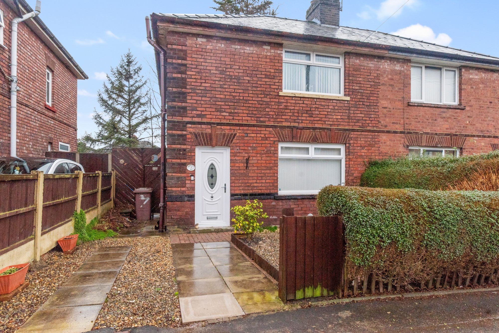 3 bedroom Semi-detached house Under Offer
