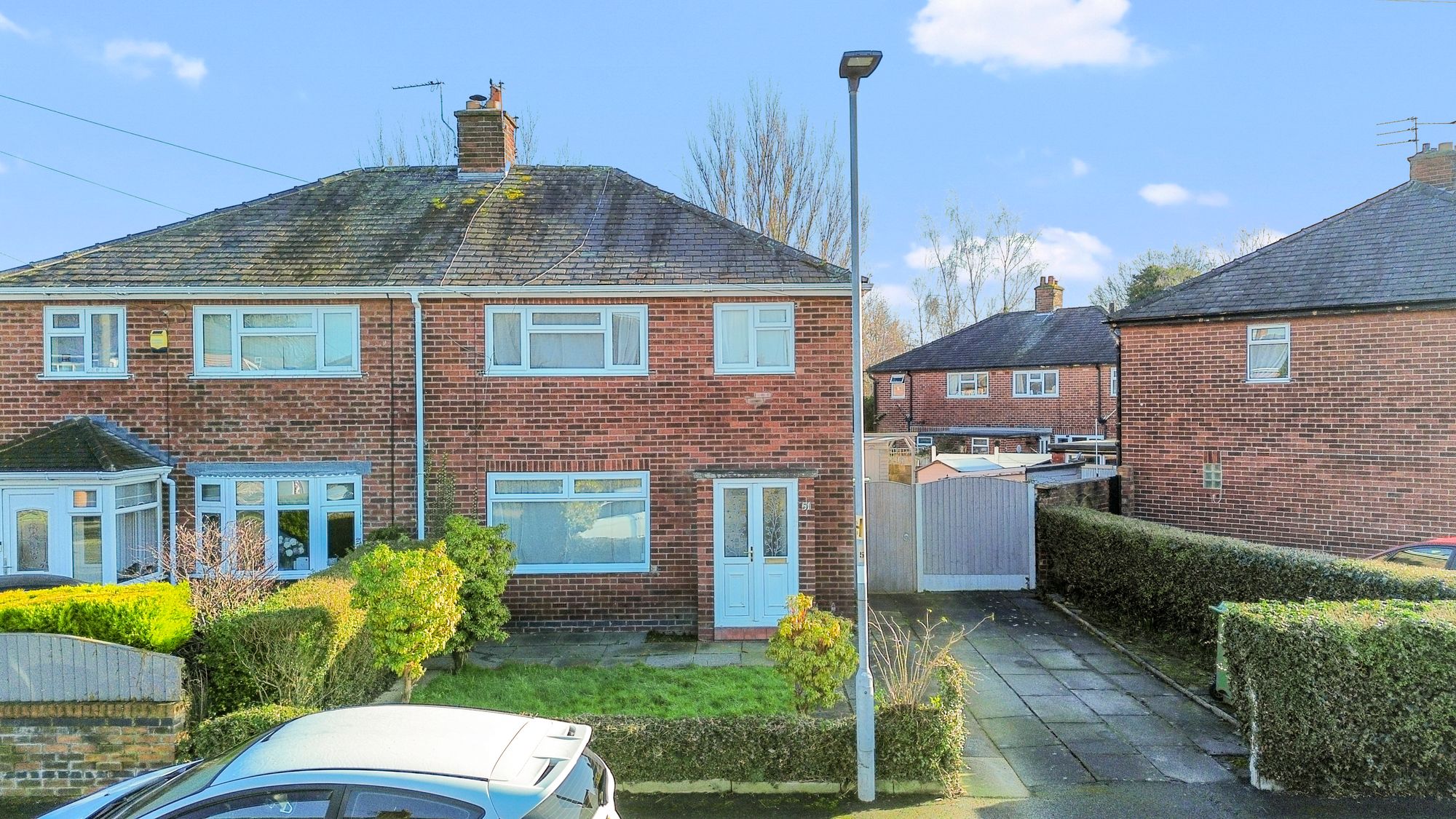 3 bedroom Semi-detached house Under Offer