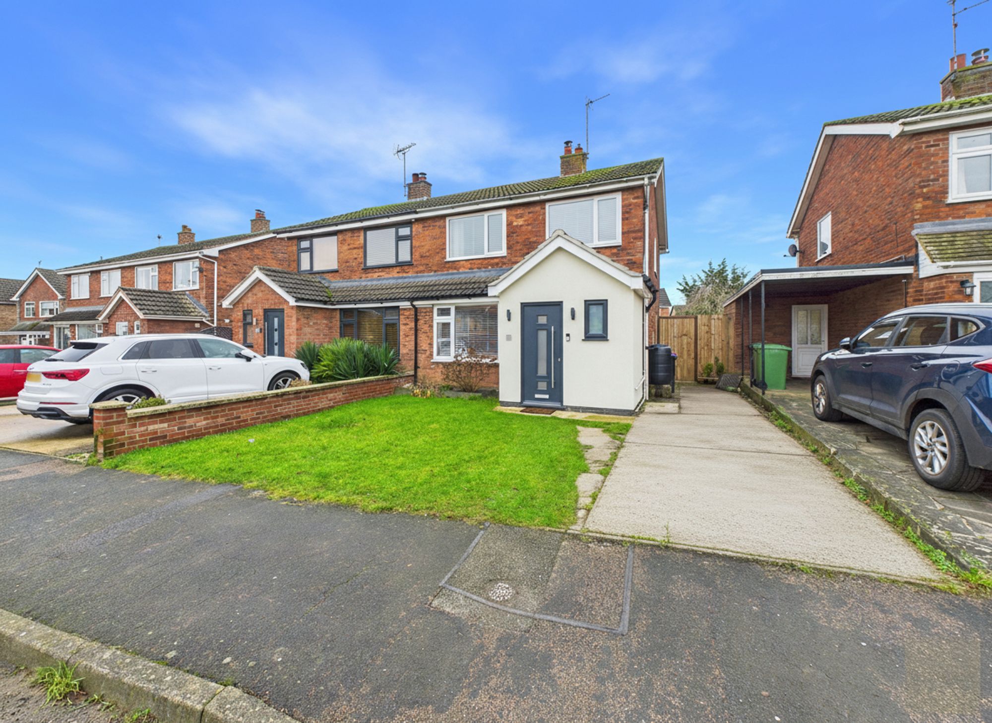 3 bedroom Semi-detached house Under Offer