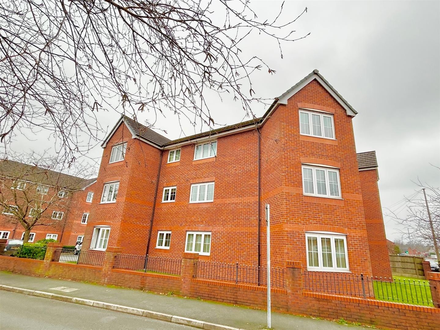 2 bedroom Apartment For Sale