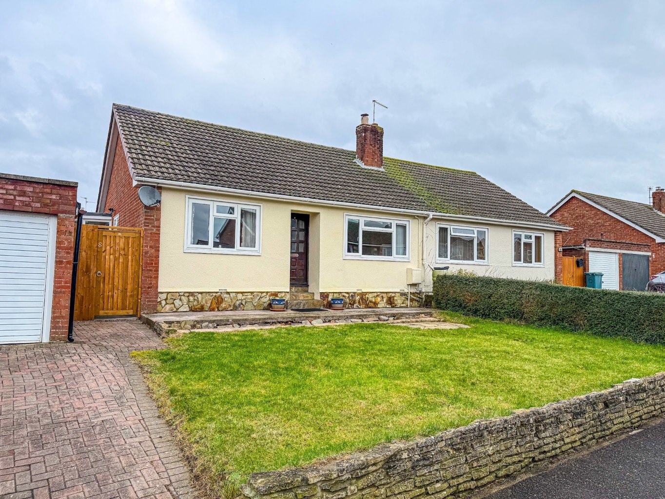 3 bedroom Semi-detached house Under Offer