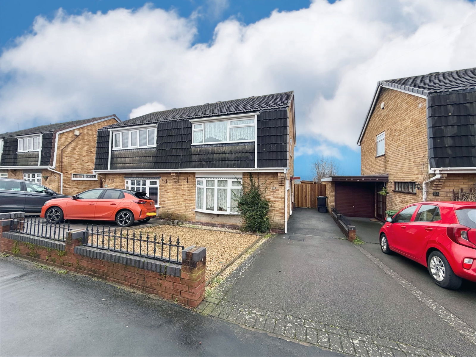 3 bedroom Semi-detached house Under Offer