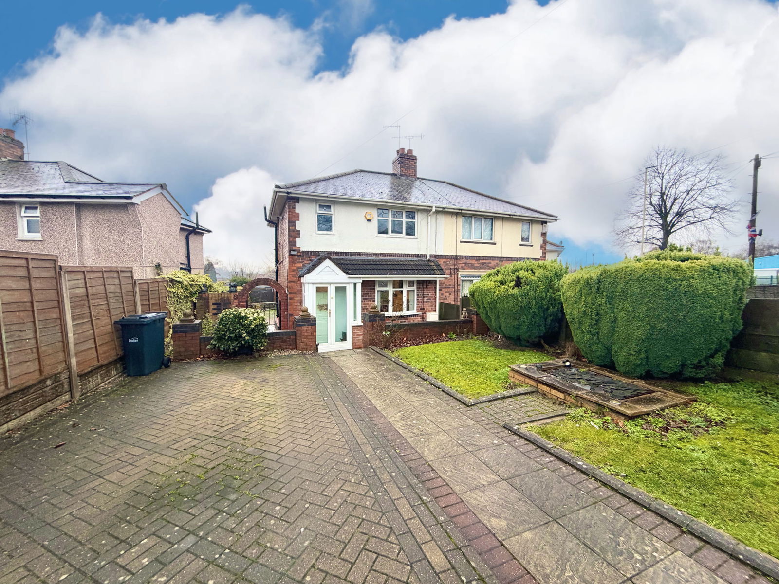 2 bedroom Semi-detached house Under Offer