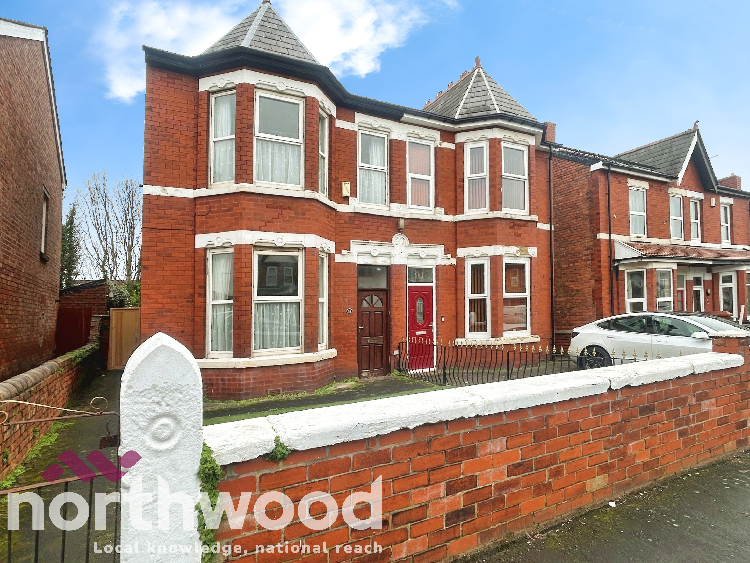 3 bedroom Semi-detached house Under Offer