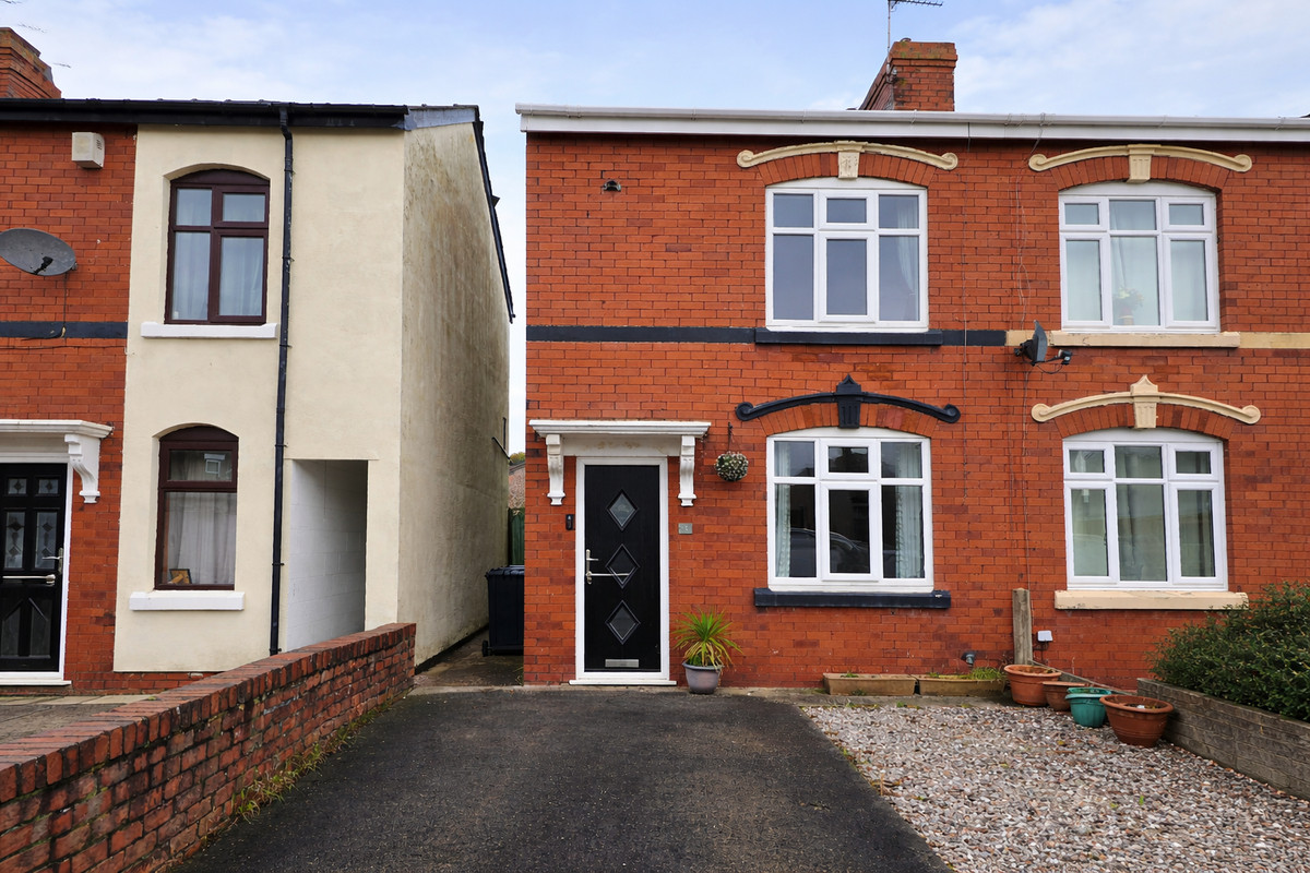 2 bedroom Semi-detached house To Let