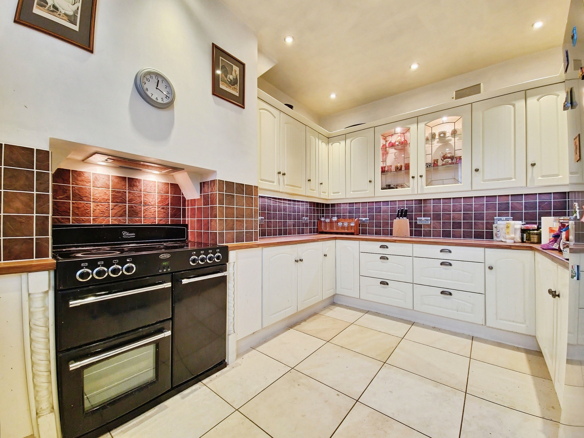 6 bedroom House (unspecified) For Sale