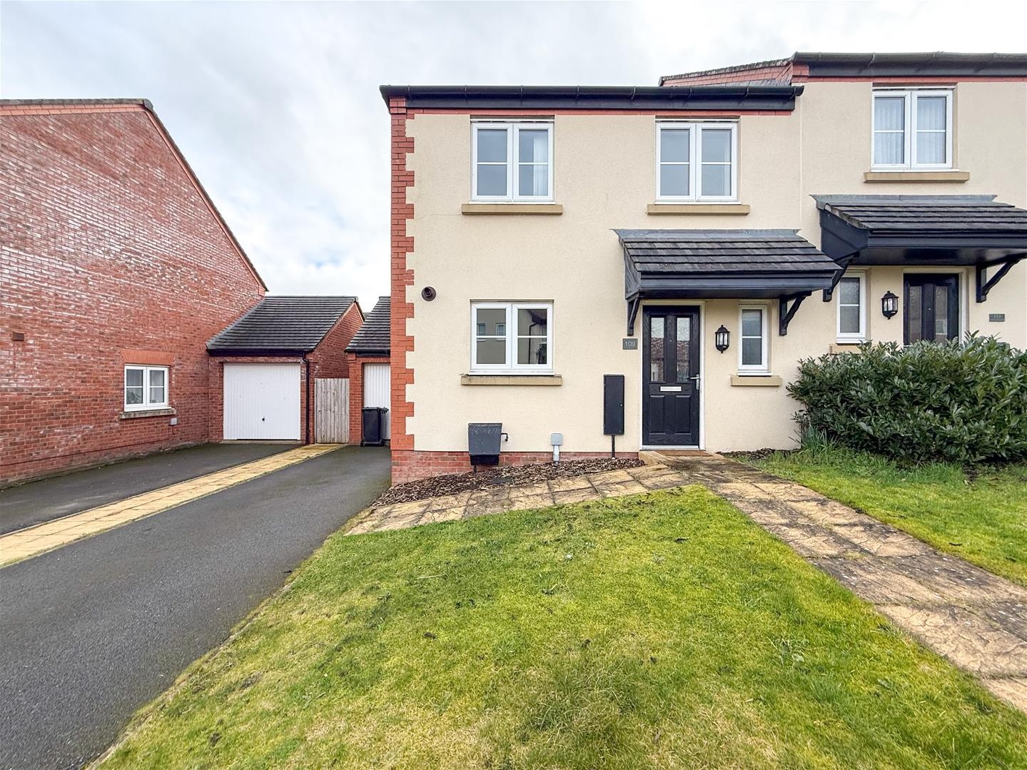 4 bedroom Semi-detached house Under Offer
