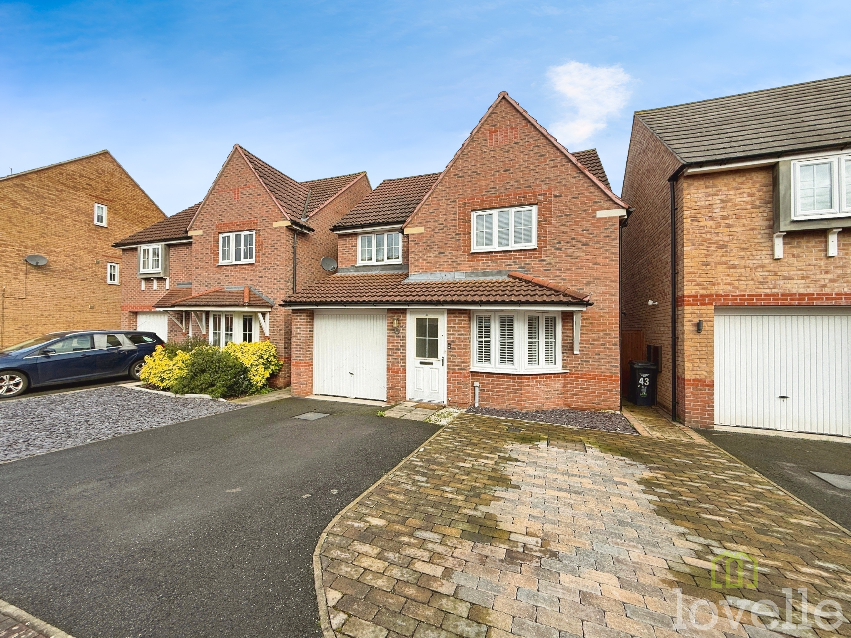 3 bedroom Detached house Under Offer
