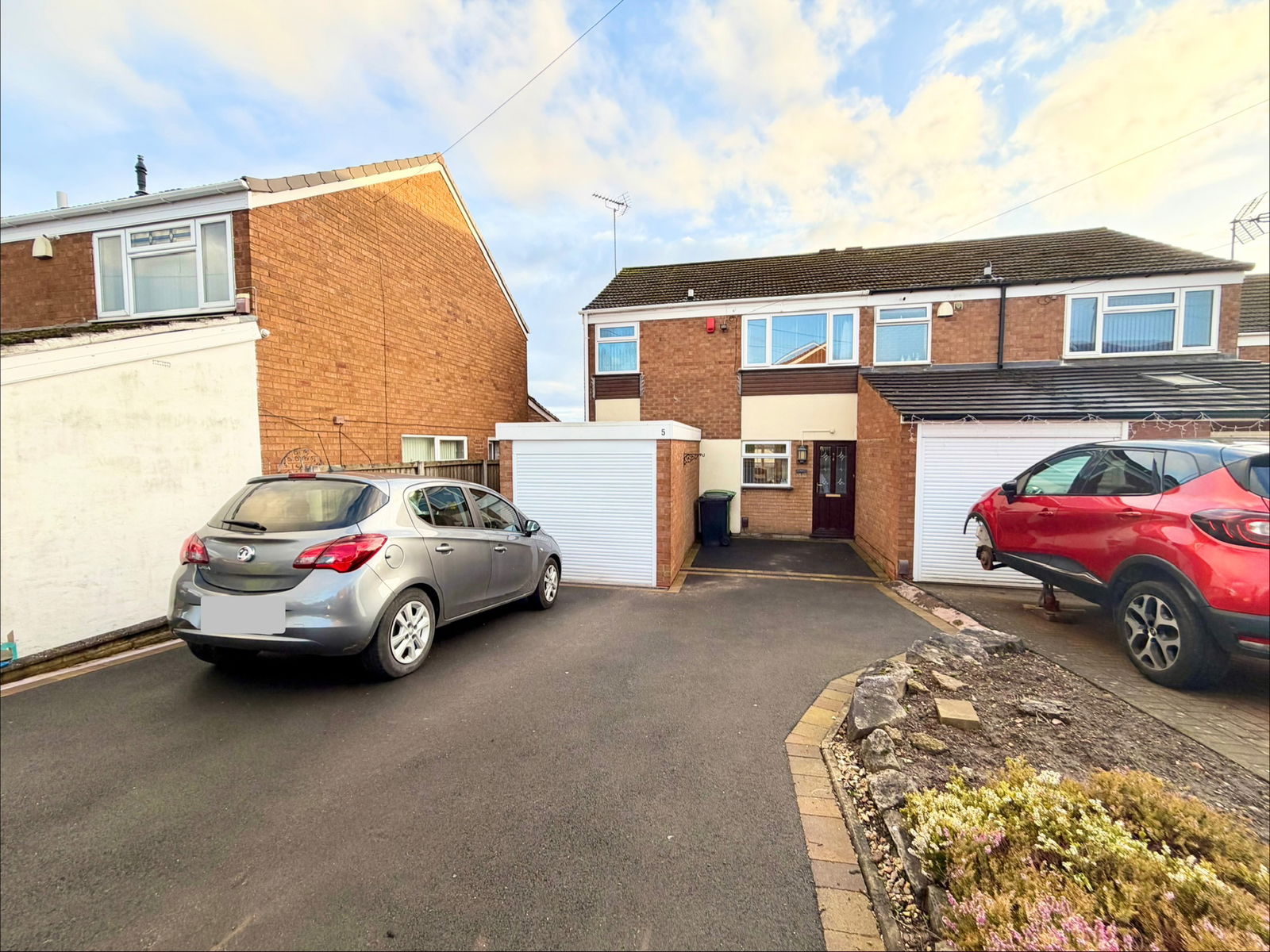 3 bedroom Semi-detached house Under Offer