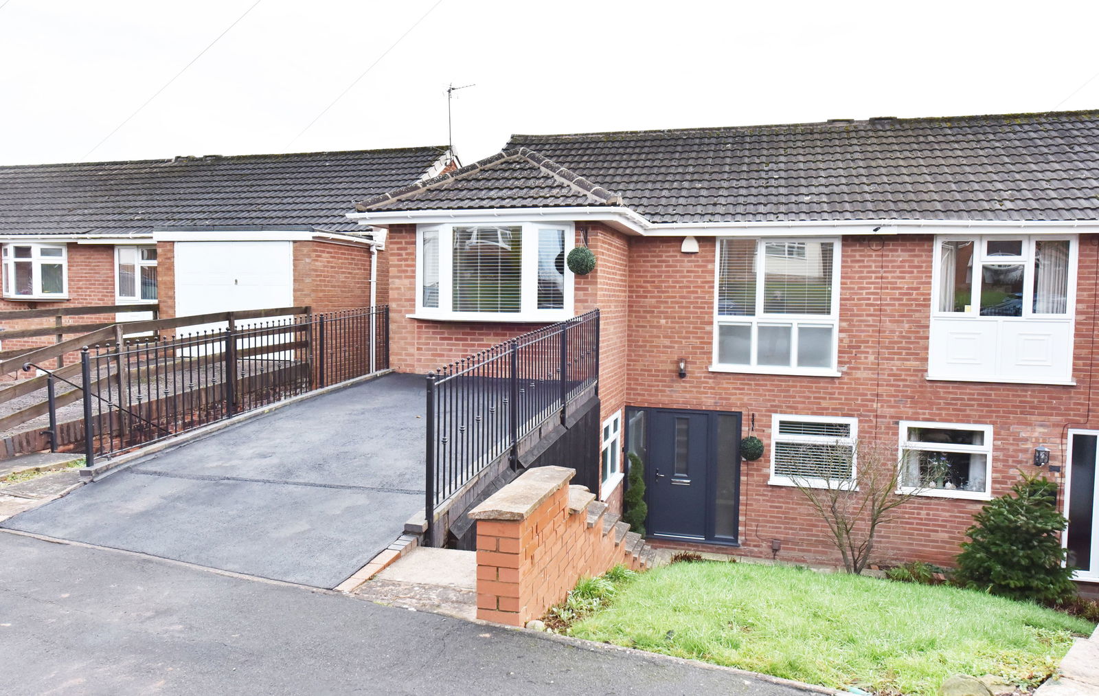 3 bedroom Semi-detached house For Sale