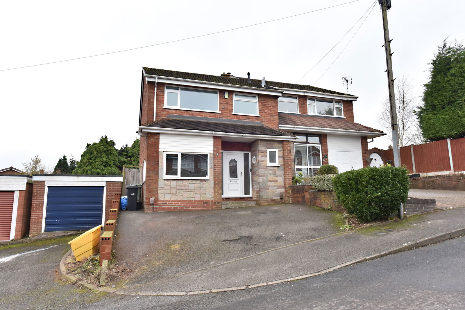 3 bedroom Semi-detached house Under Offer