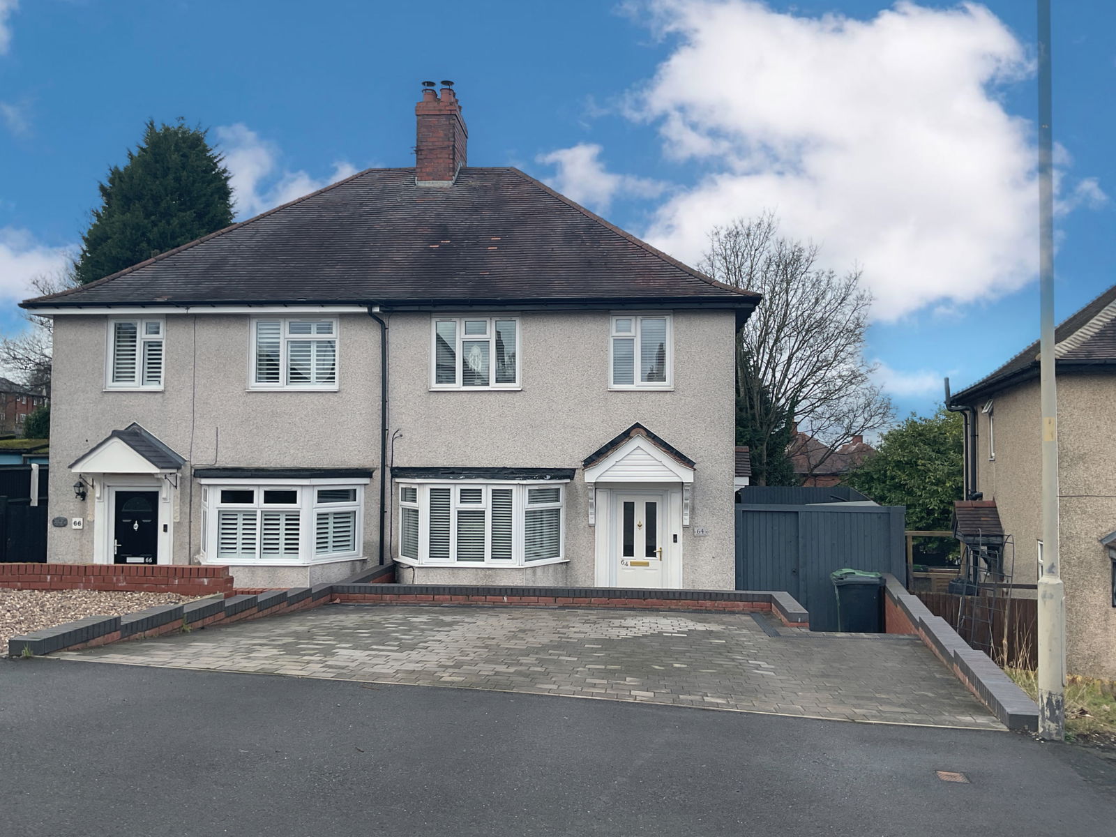 3 bedroom Semi-detached house Under Offer